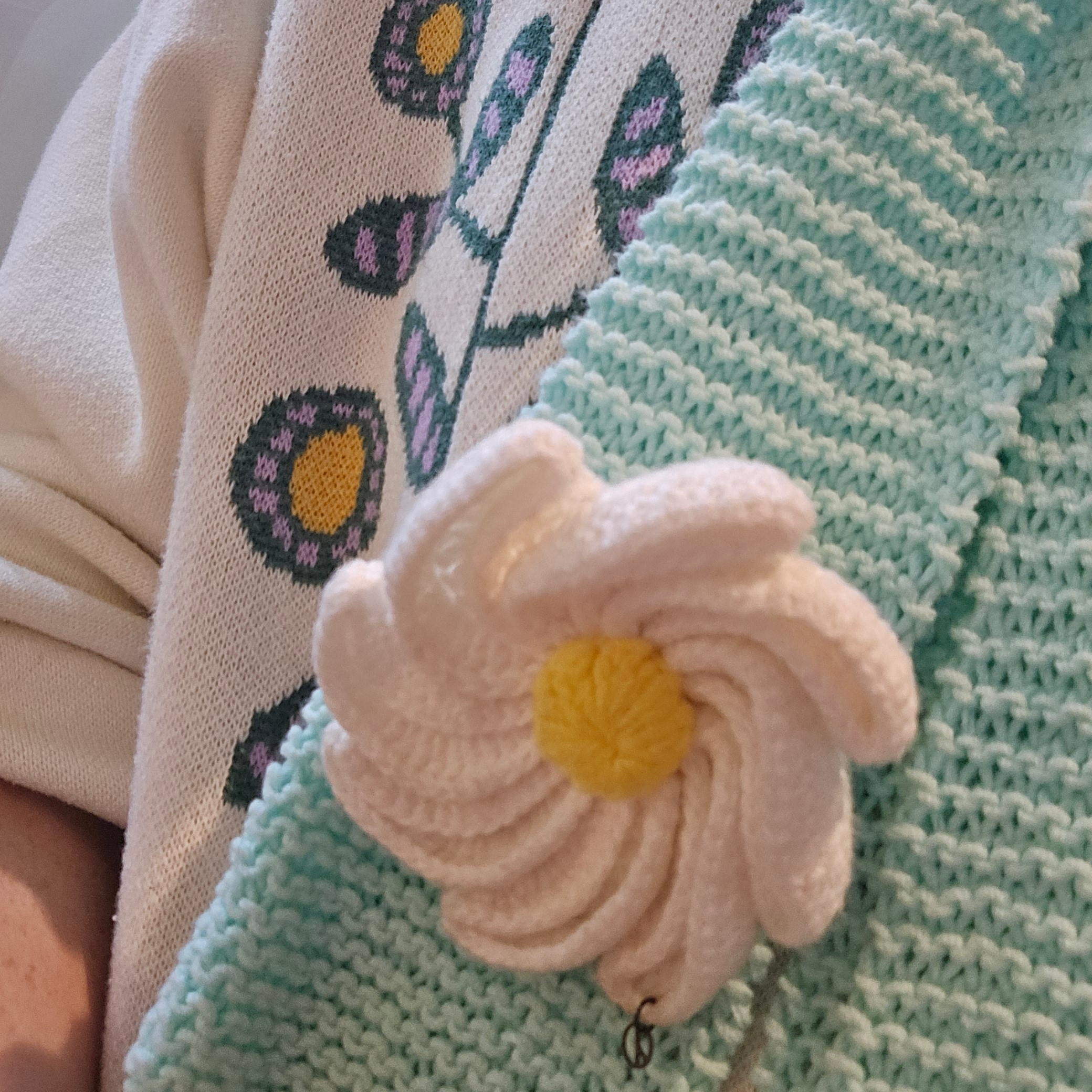 Peaceminusone Daisy Corsage #1 White 착용 스타일