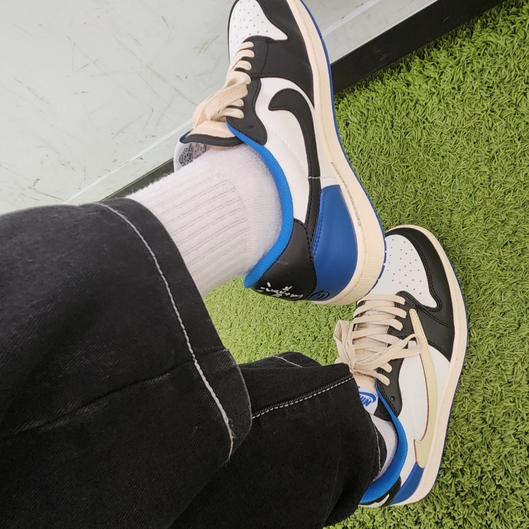 Jordan 1 x Travis Scott x Fragment Retro Low OG SP Military Blue, Jordan 1 x Travis Scott Retro Low OG SP Black Phantom 착용 스타일 - 3