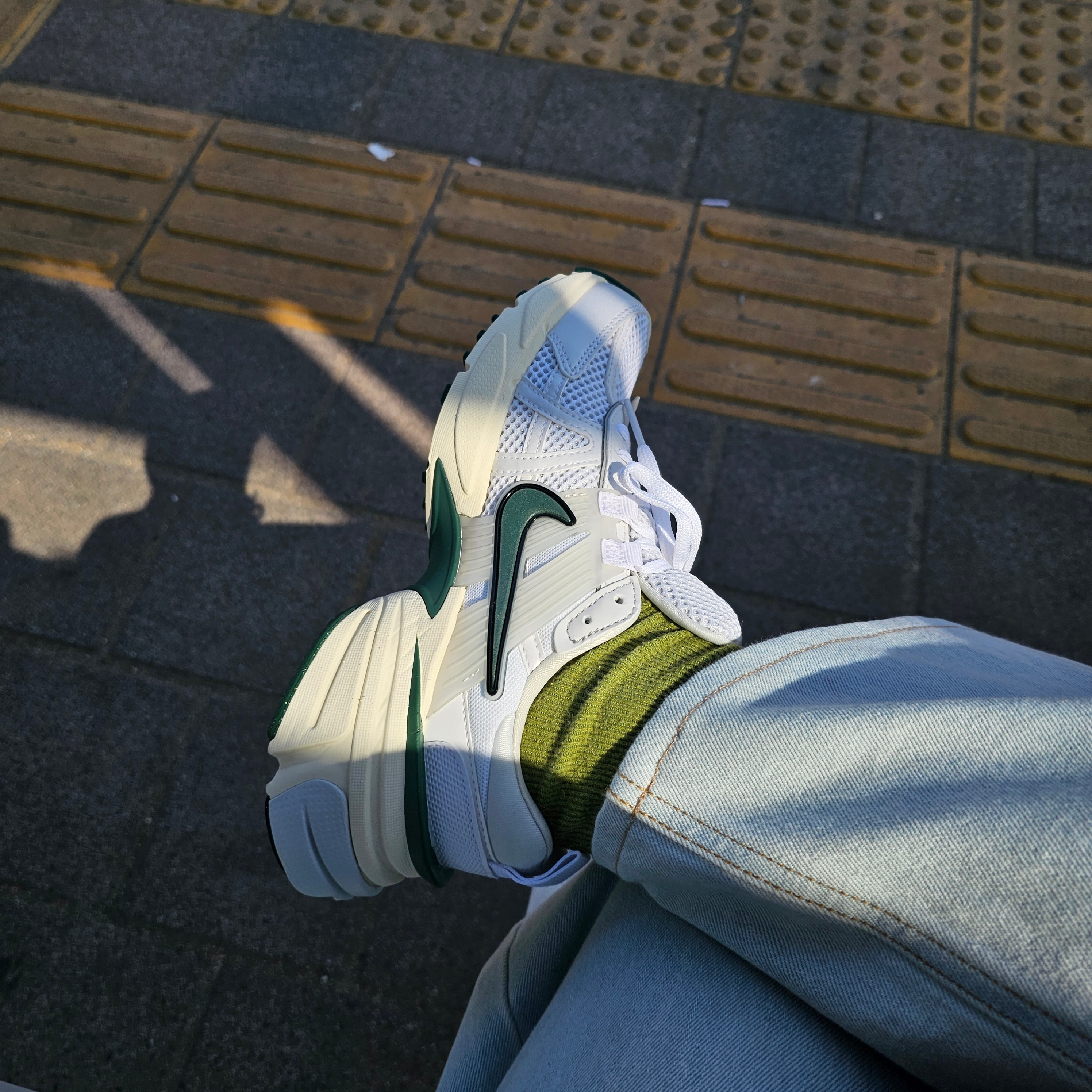 Nike V2K Run White Fir 착용 스타일