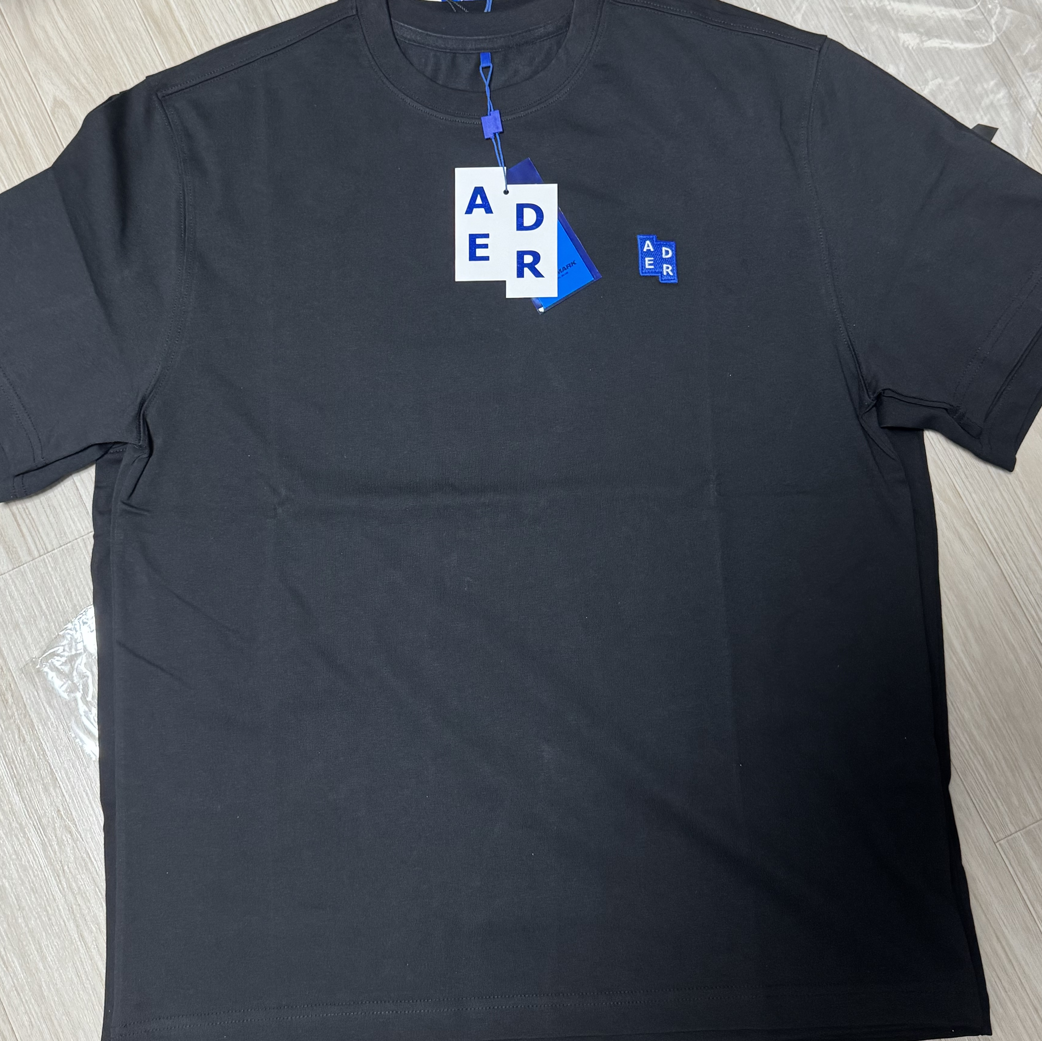 Ader Error Sig; TRS/BL Tag T-Shirt 01 Black 착용 스타일