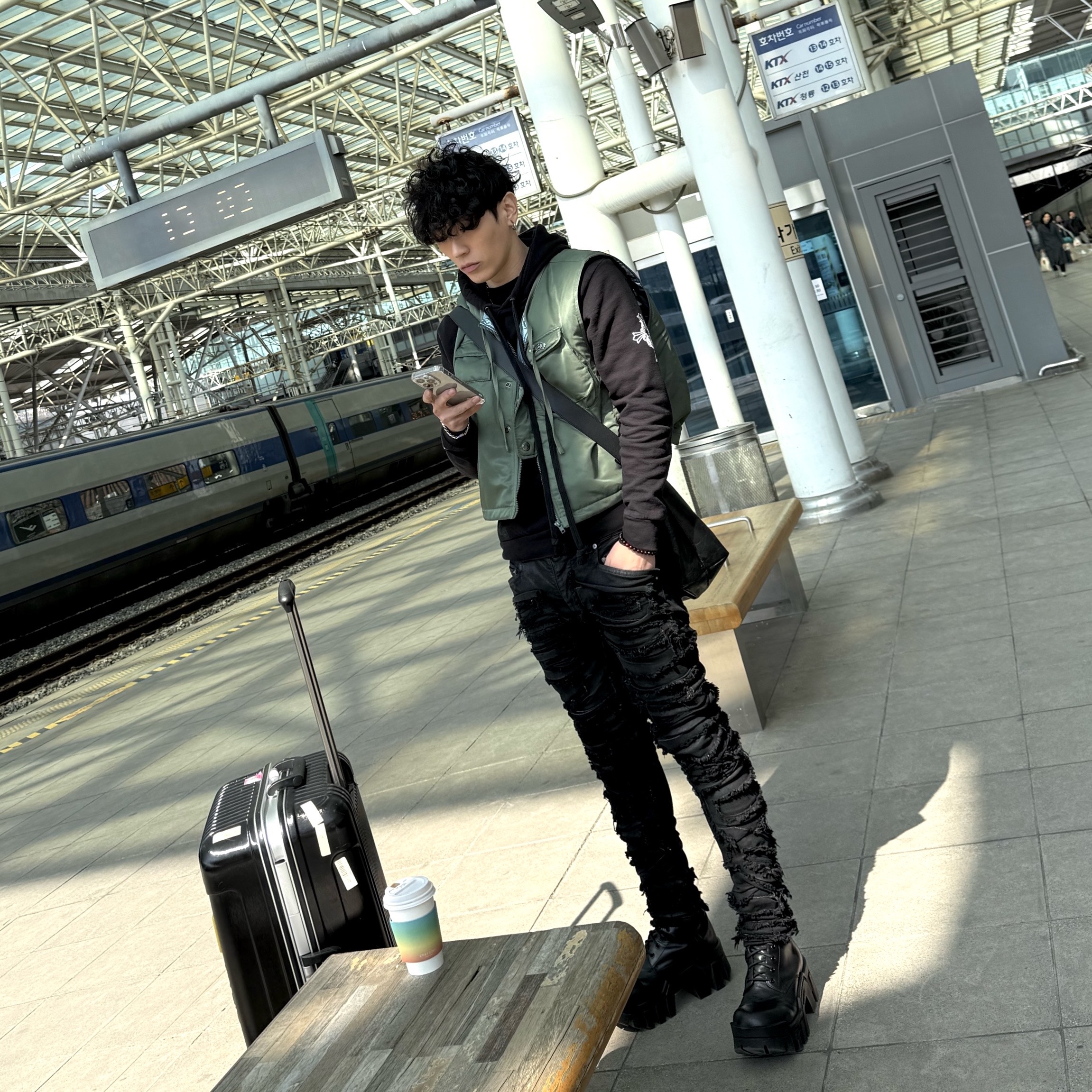 Balenciaga Bulldozer Lace-Up Boot Black, Balenciaga Monaco Small East-West Hobo Bag Black 착용 스타일 - 1