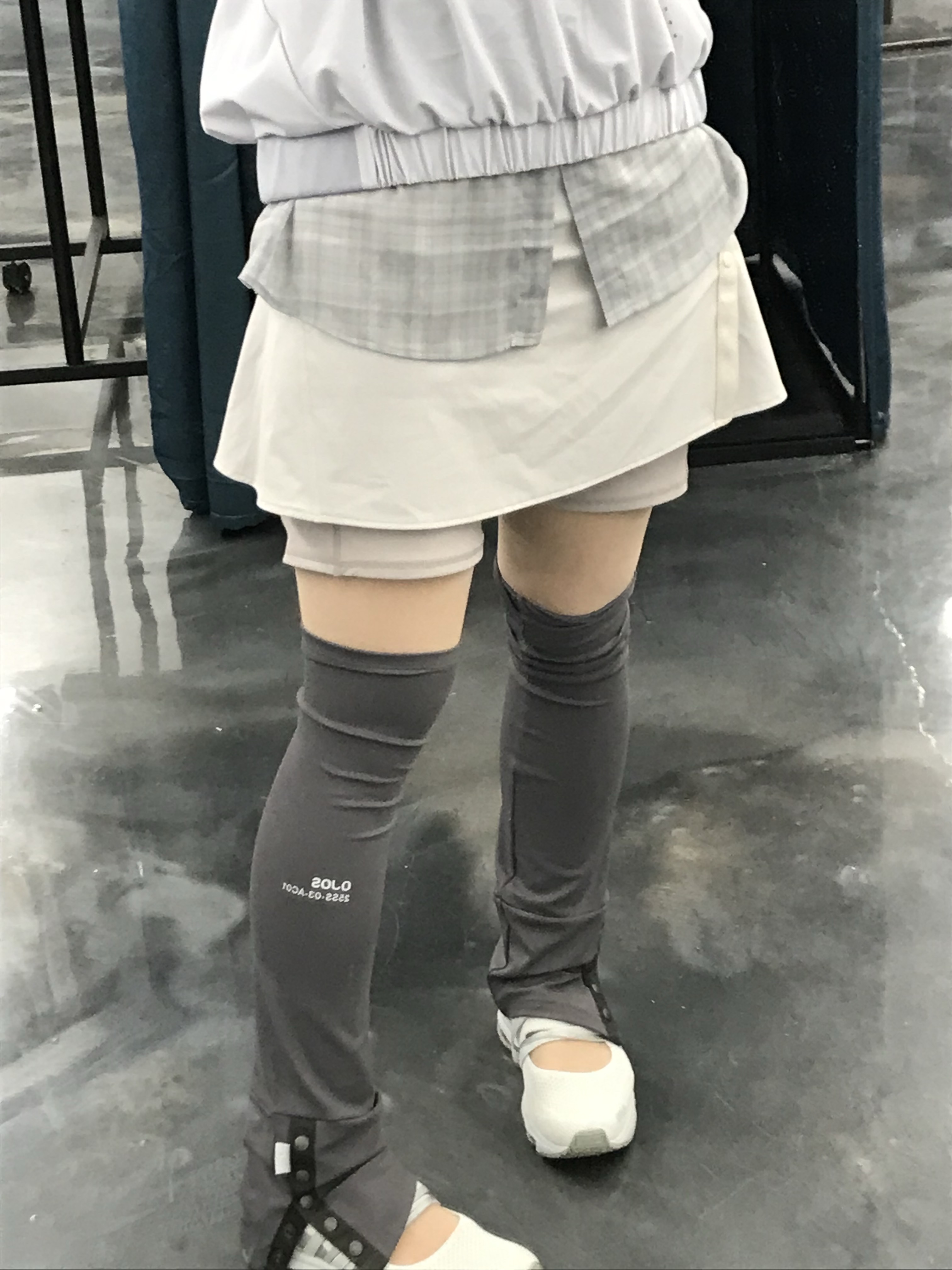 Fila x Ojos RGB Pier 3.0 MJ Grey, OJOS Button Slit Leg Warmer Stone Brown 착용 스타일 - 4