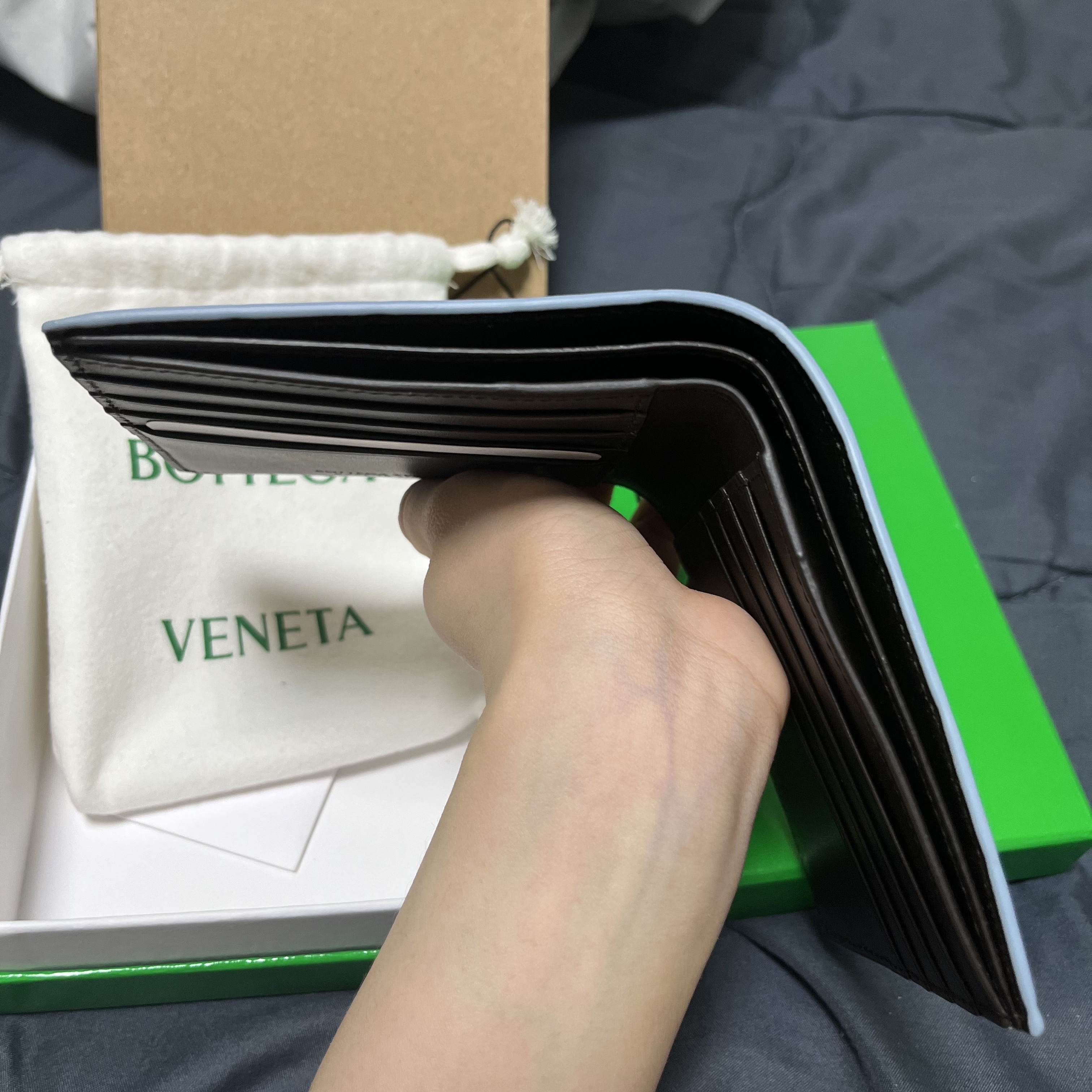 Bottega Veneta Intrecciato Bi-Fold Wallet Fondant Ice 착용 스타일 - 3