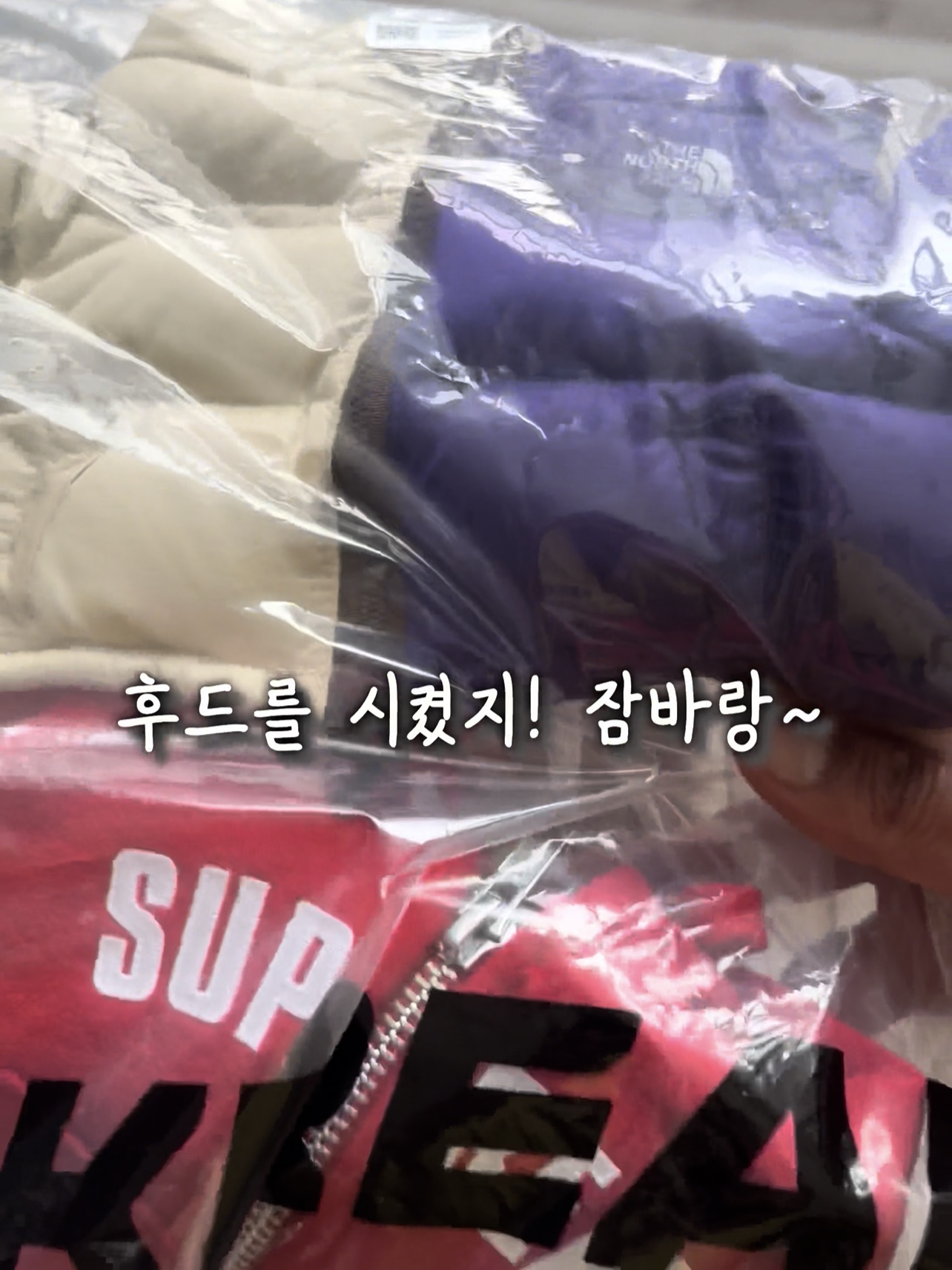 슈프림 트루 그리트 6KG 케틀벨 레드 - 22FW, 슈프림 아크 써멀 라인드 집업 후드 스웨트셔츠 레드 - 24FW 착용 스타일 - 3