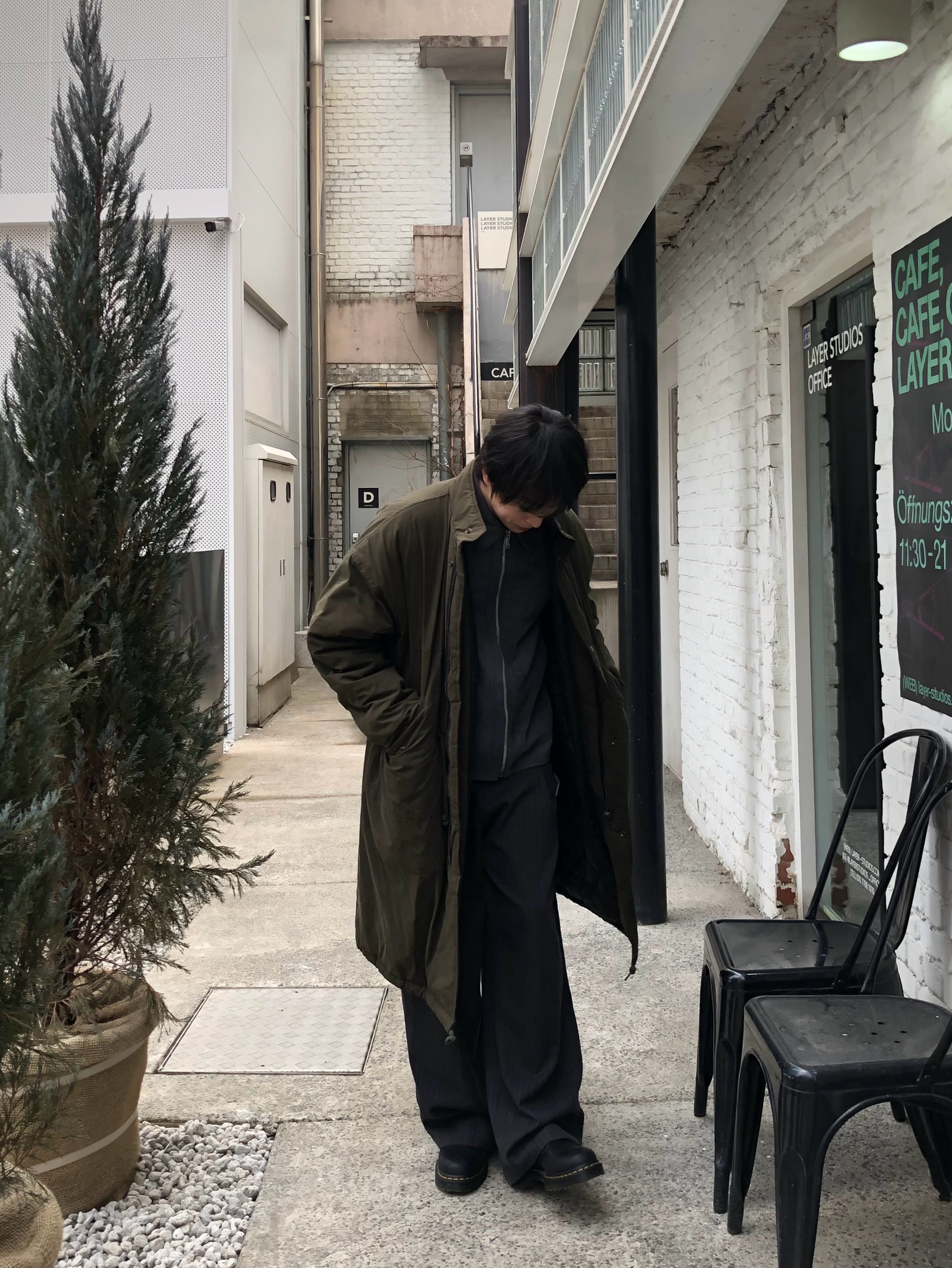 닥터마틴 x 디스이즈네버댓 1461 왁스드 풀 그레인 블랙 착용 스타일 - 1
