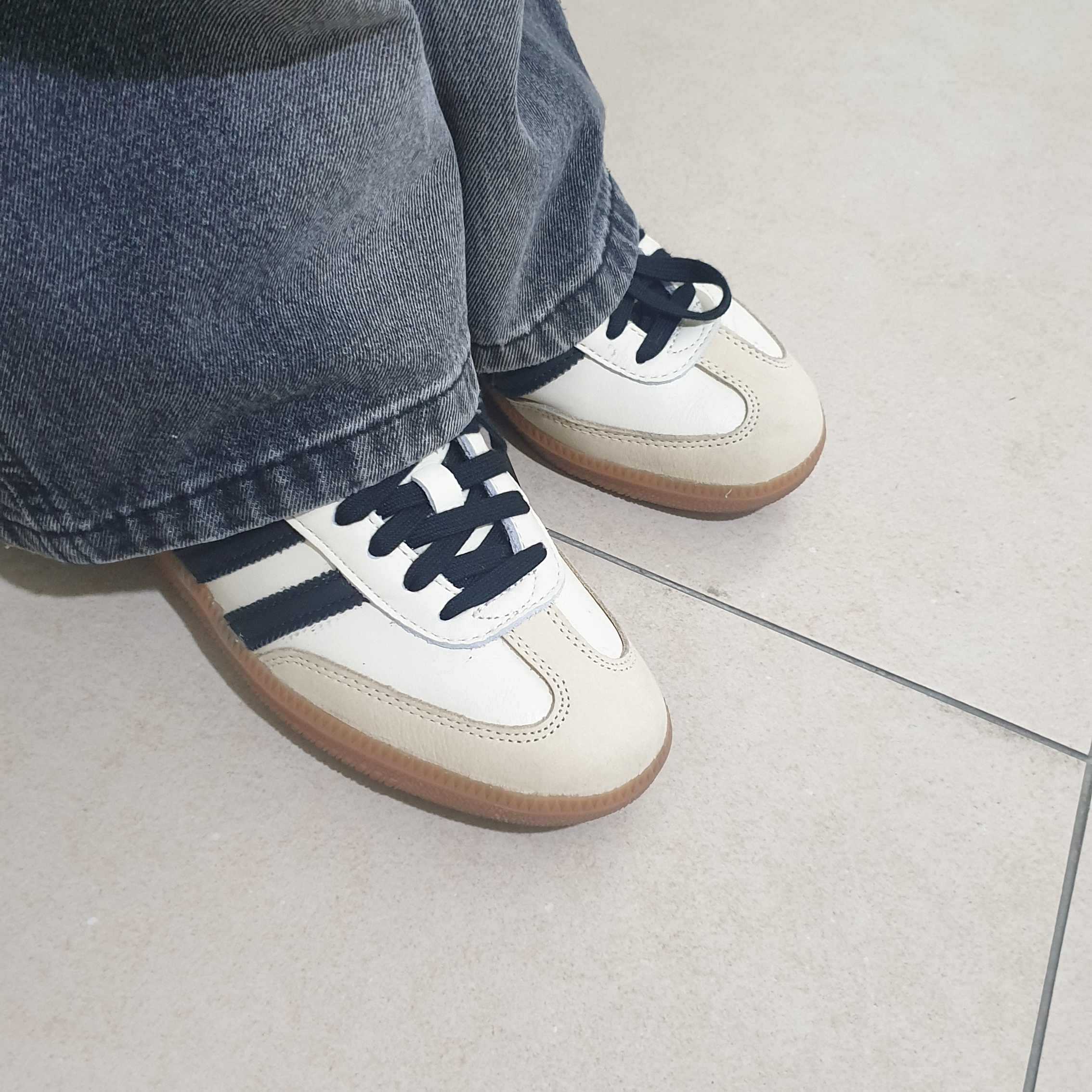 (W) Adidas Samba OG Cream White Core Black 착용 스타일 - 1