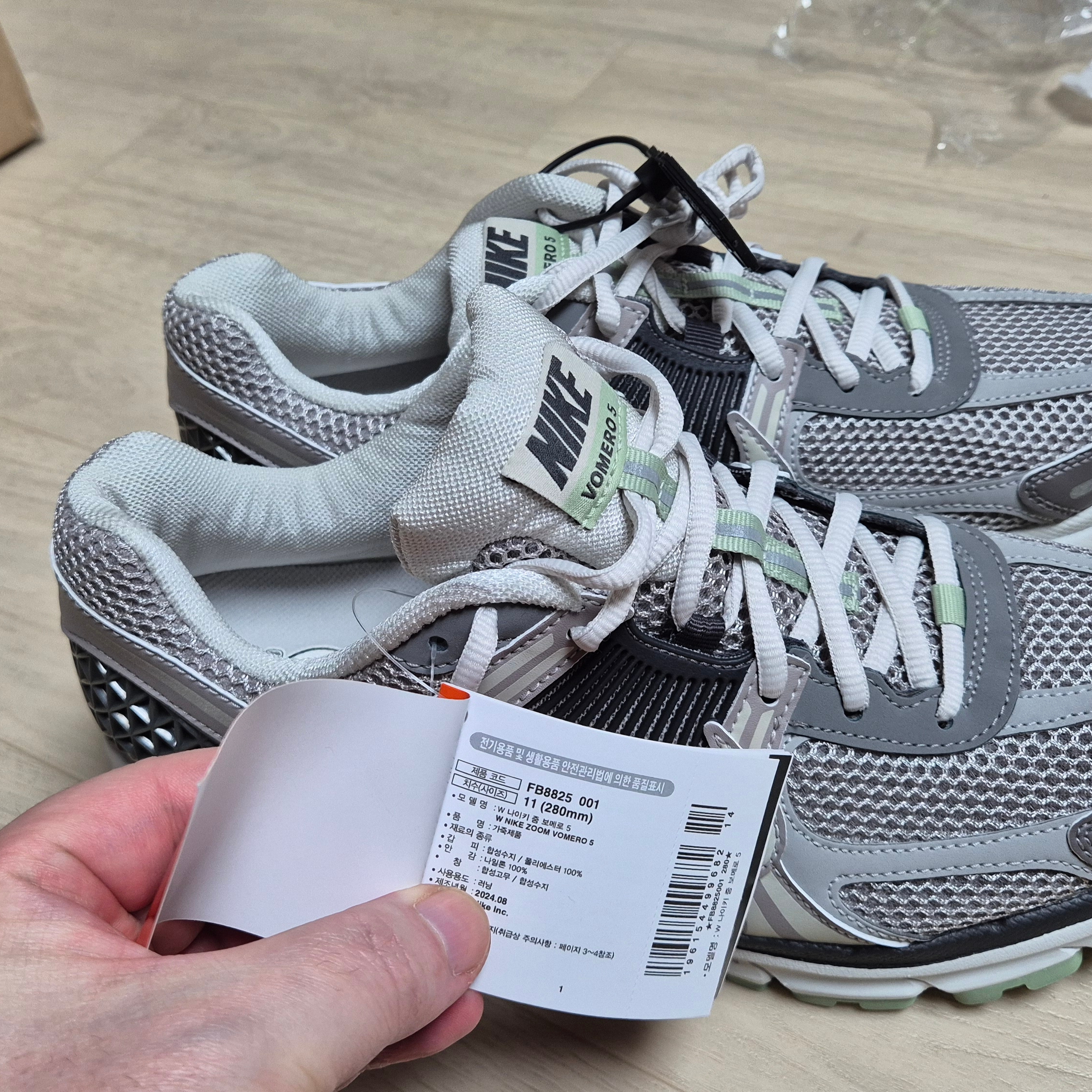 (W) Nike Zoom Vomero 5 Cobblestone and Flat Pewter 착용 스타일