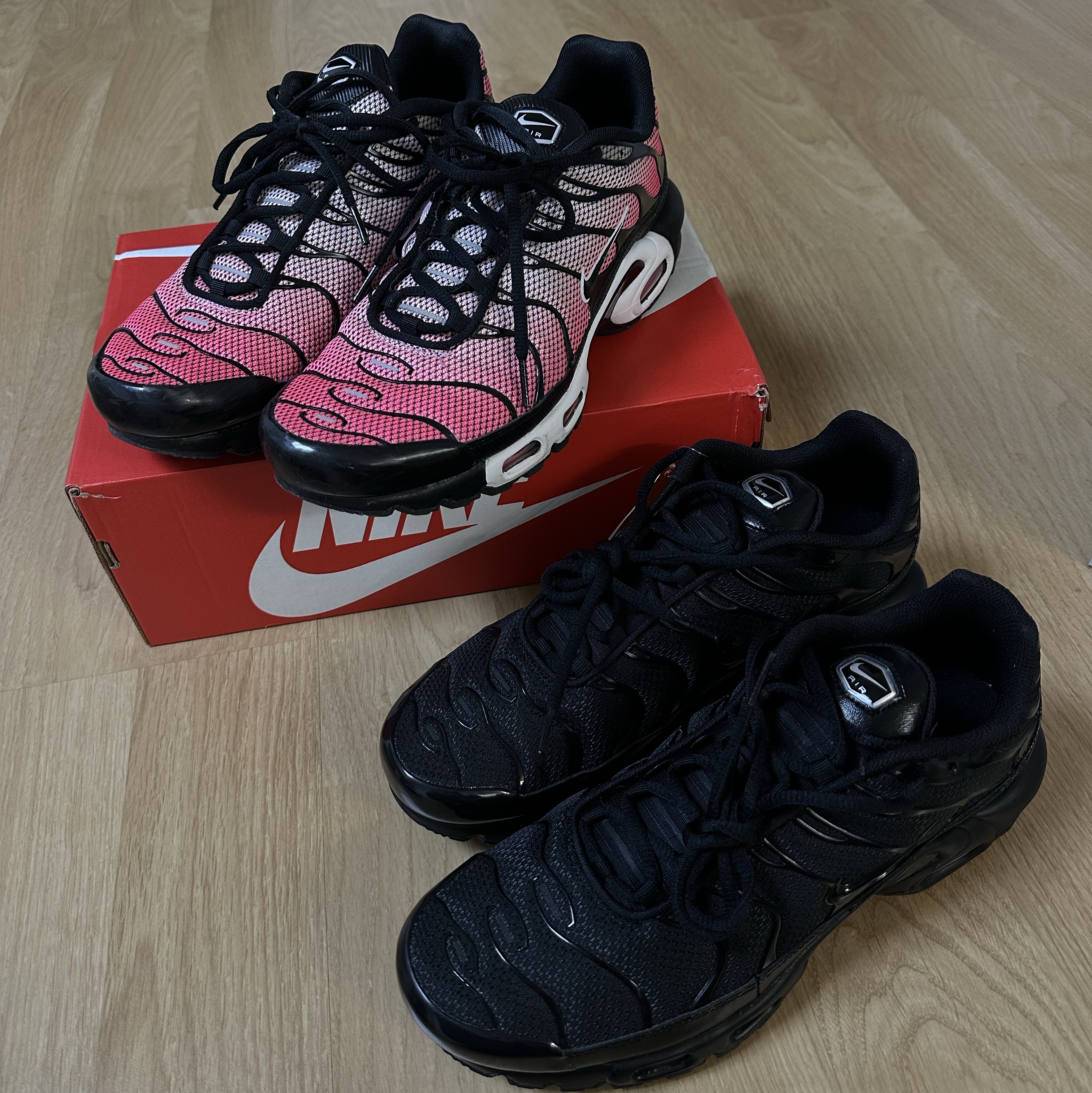 Nike Air Max Plus Triple Black, Nike Air Max Plus Sunset Pulse 착용 스타일 - 2
