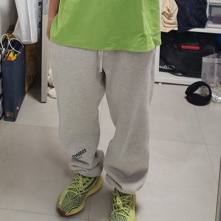 Adidas Yeezy Boost 350 V2 Semi Frozen Yellow, Stussy World Tour T-Shirt Tea 2023 착용 스타일 - 1