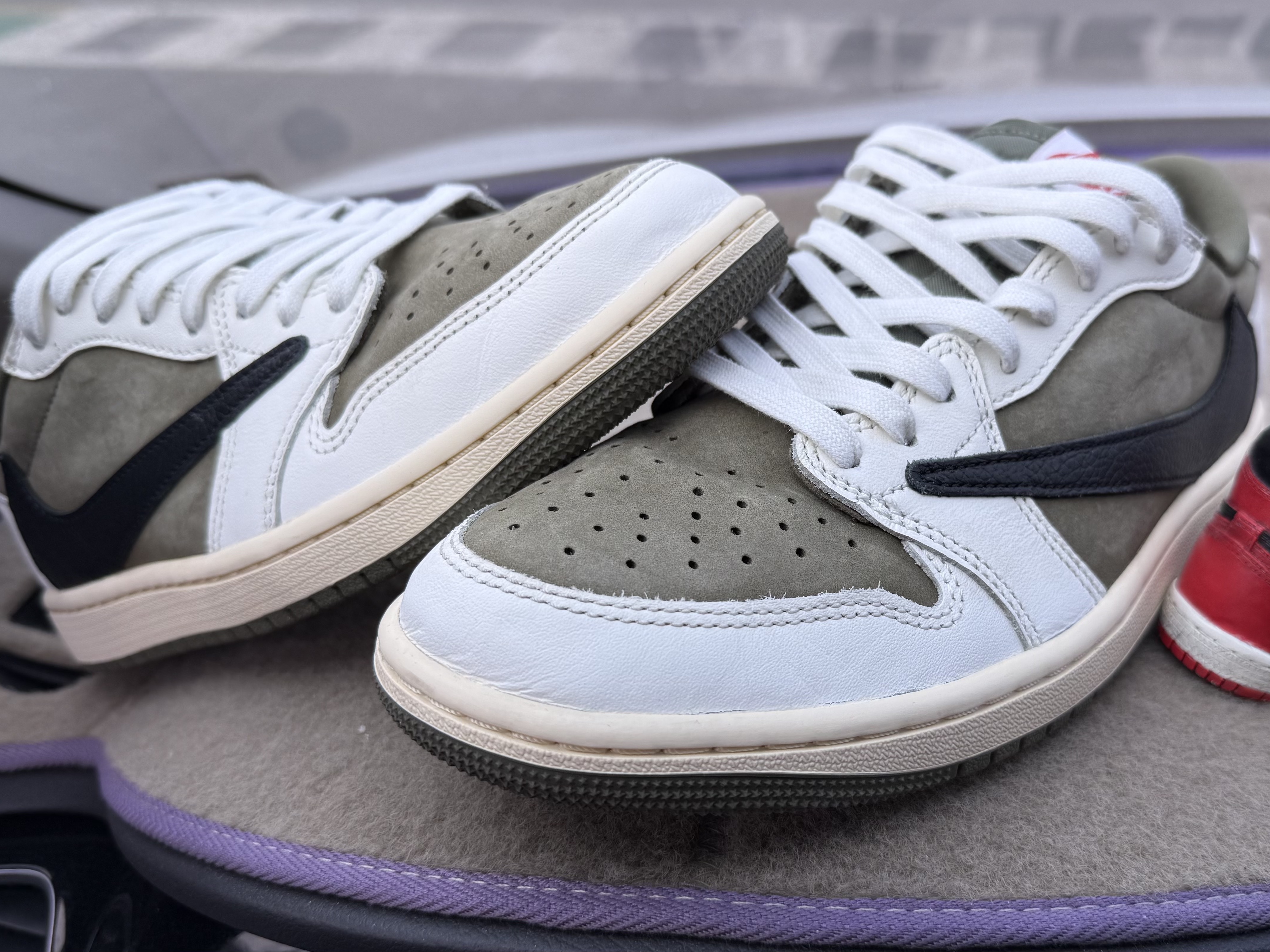 Jordan 1 x Travis Scott Retro Low OG SP Reverse Olive 착용 스타일 - 1