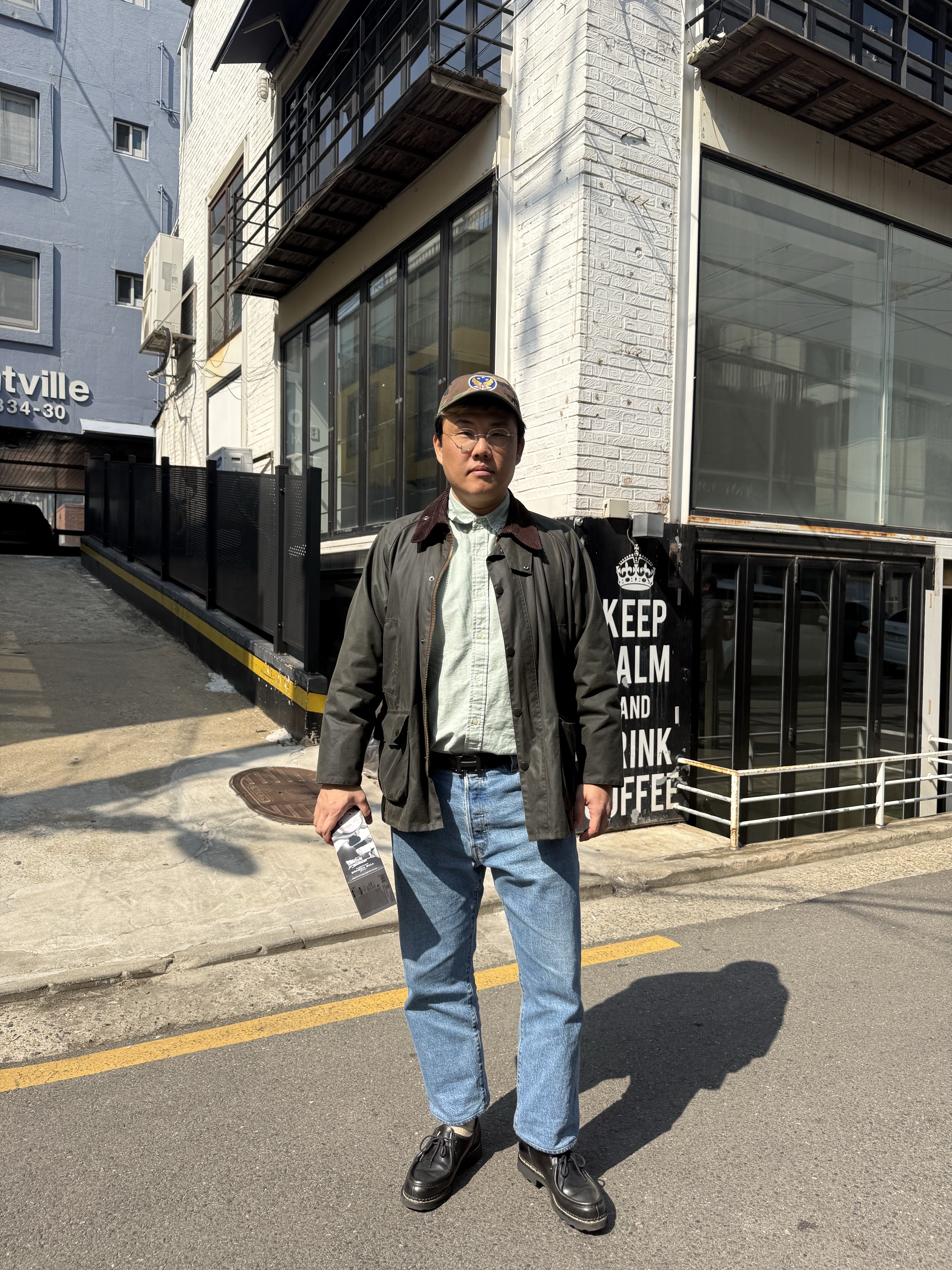 Barbour Bedale Wax Jacket Sage, Levi's 501 Original Fit Jeans Medium Indigo 착용 스타일