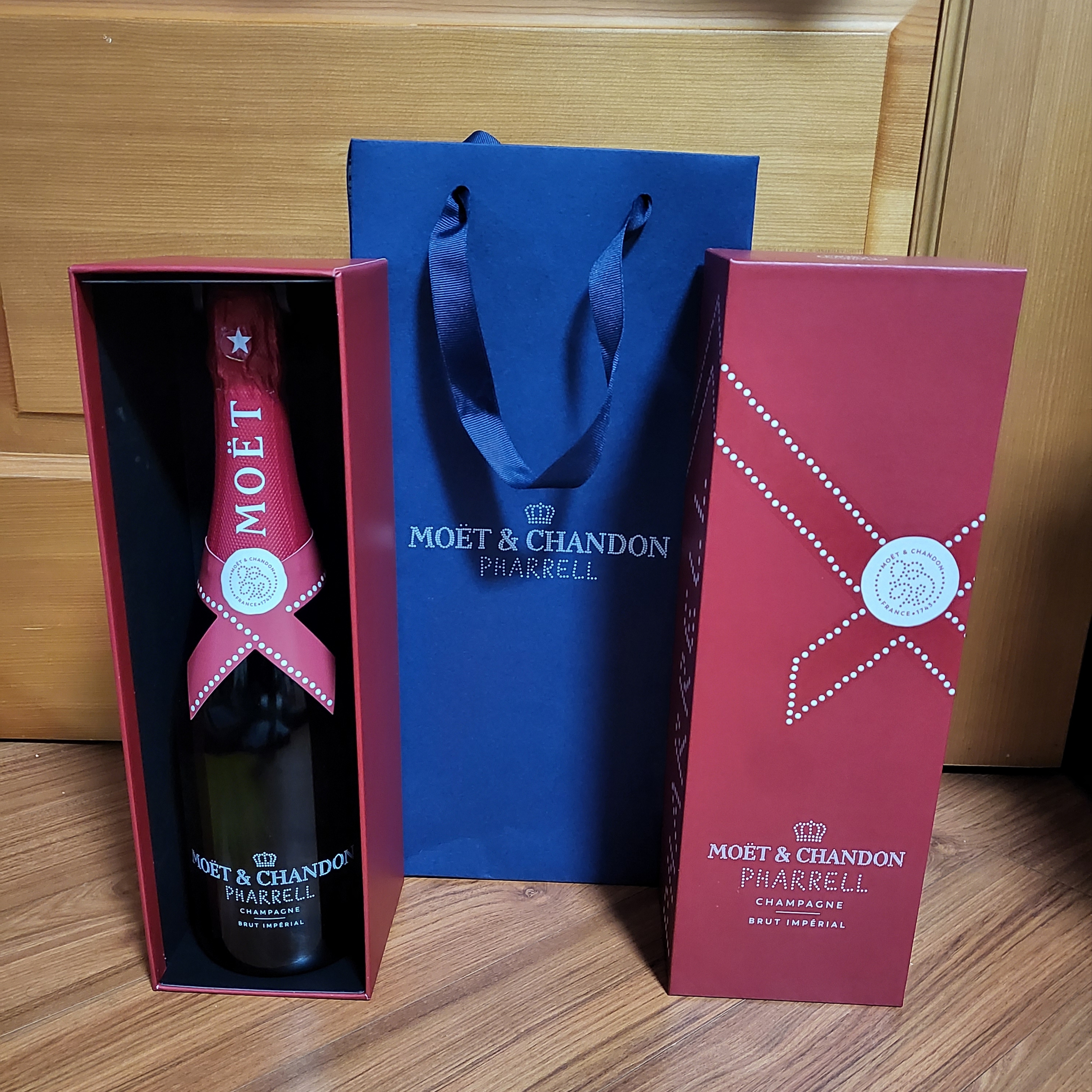 Moet & Chandon Imperial Pharrell Williams Edition 750ml (Blue/Red/Gold) 착용 스타일