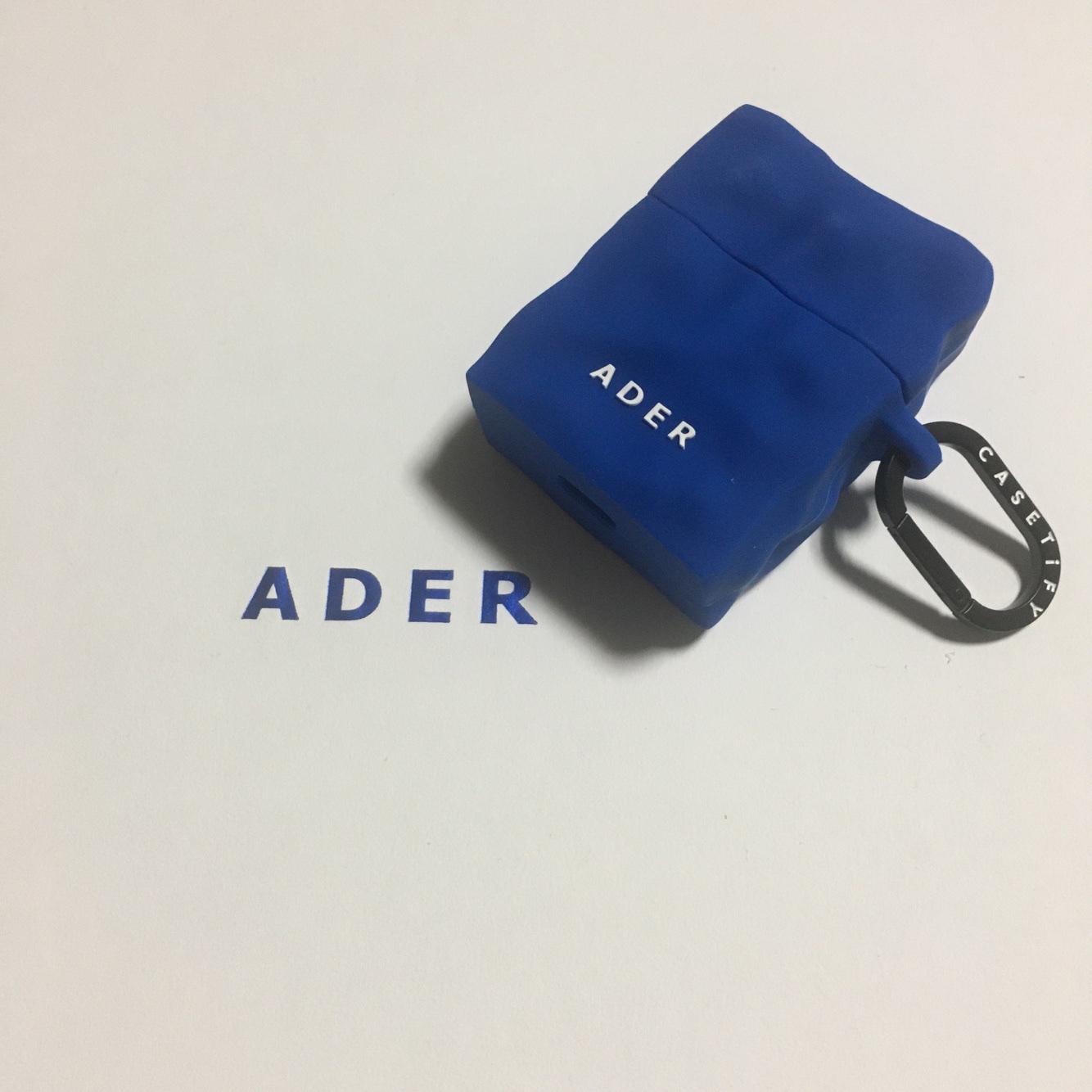 Casetify x Ader Error AirPods Case 착용 스타일