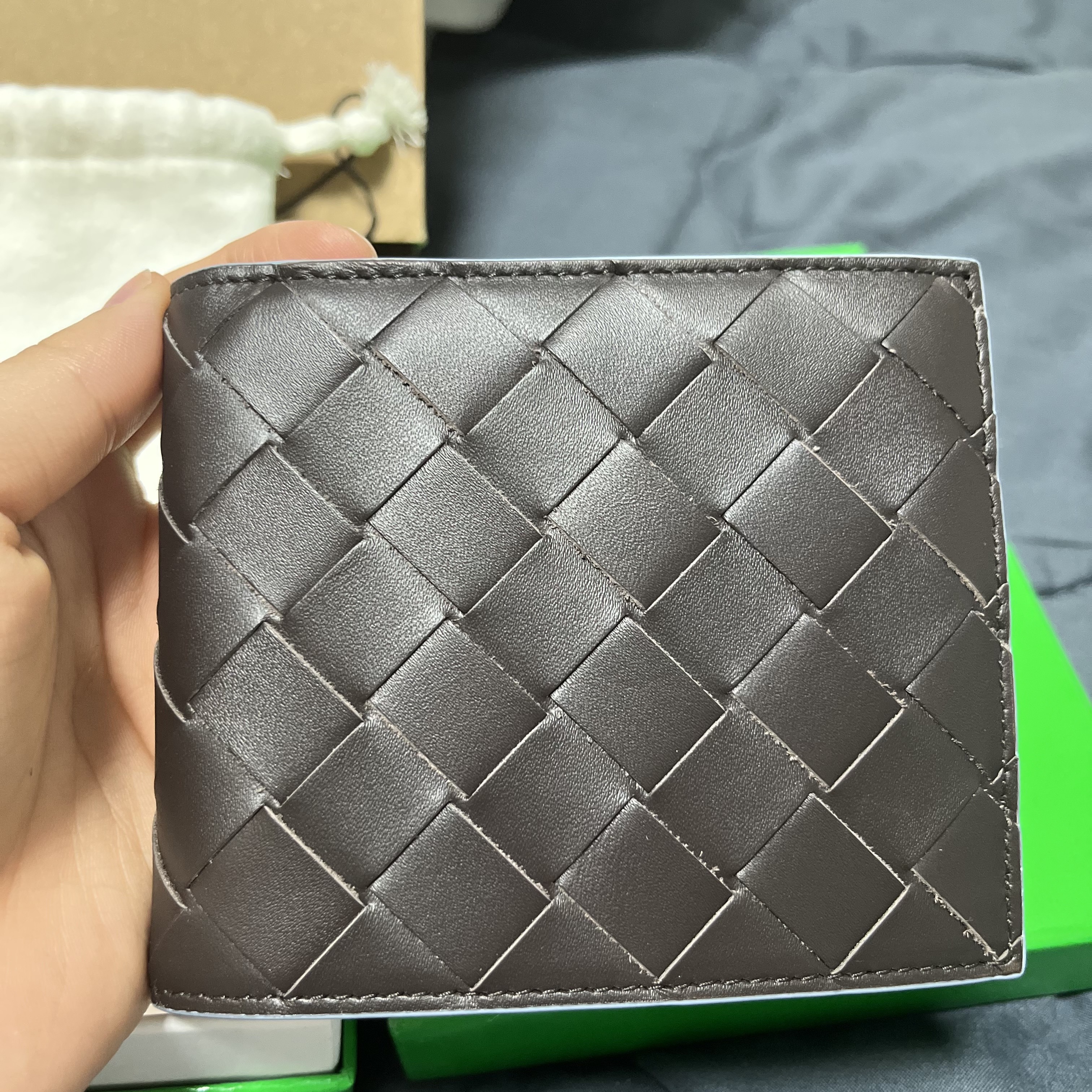Bottega Veneta Intrecciato Bi-Fold Wallet Fondant Ice 착용 스타일 - 1