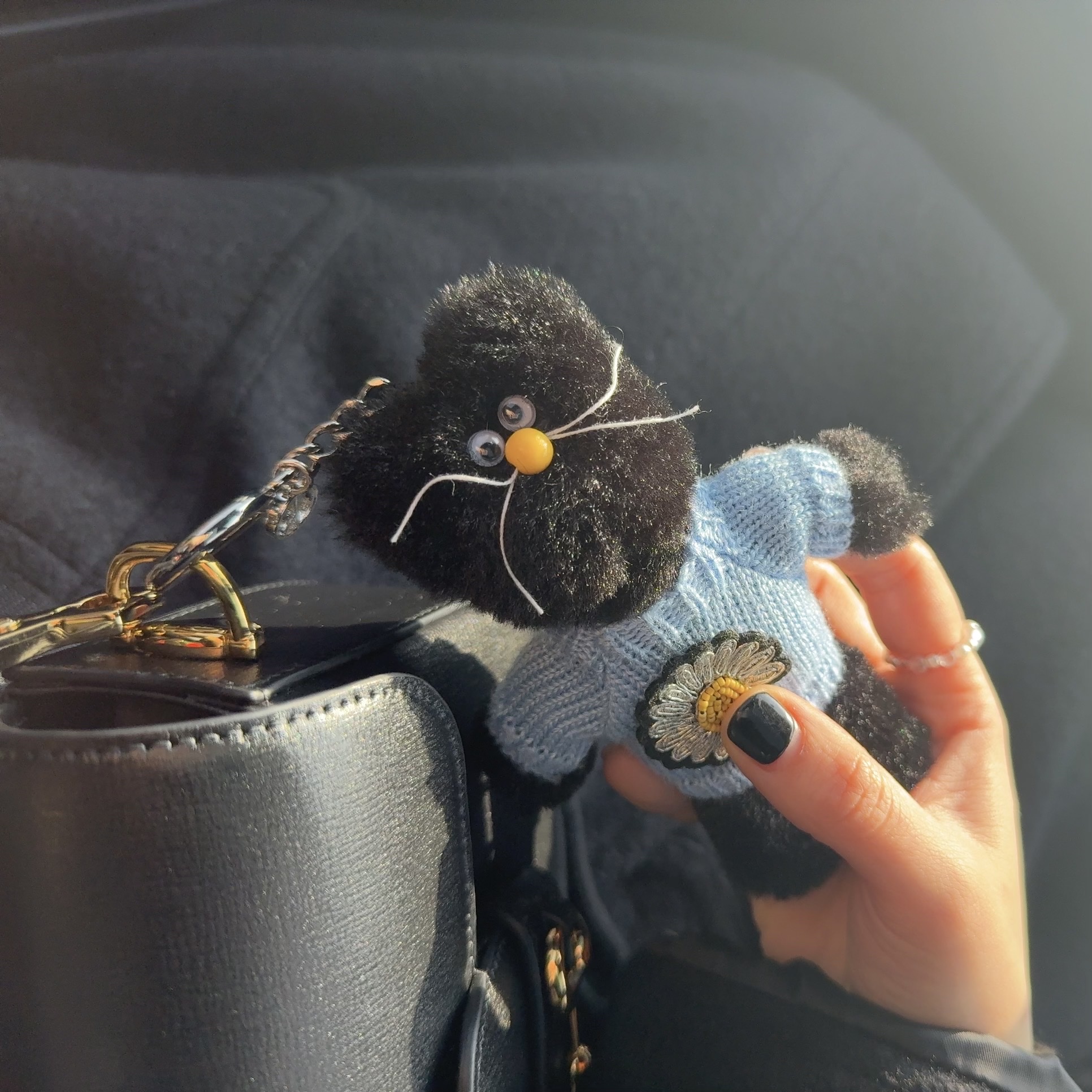 Monamhee x Peaceminusone Daihee Plush Keyring 착용 스타일