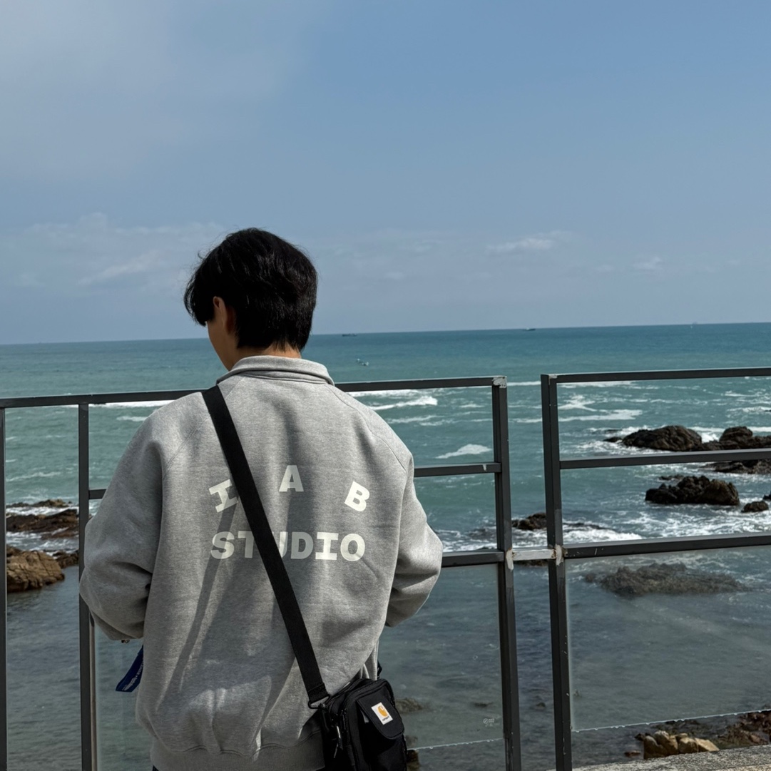 IAB Studio 2Way Full Zip-Up Gray White 착용 스타일