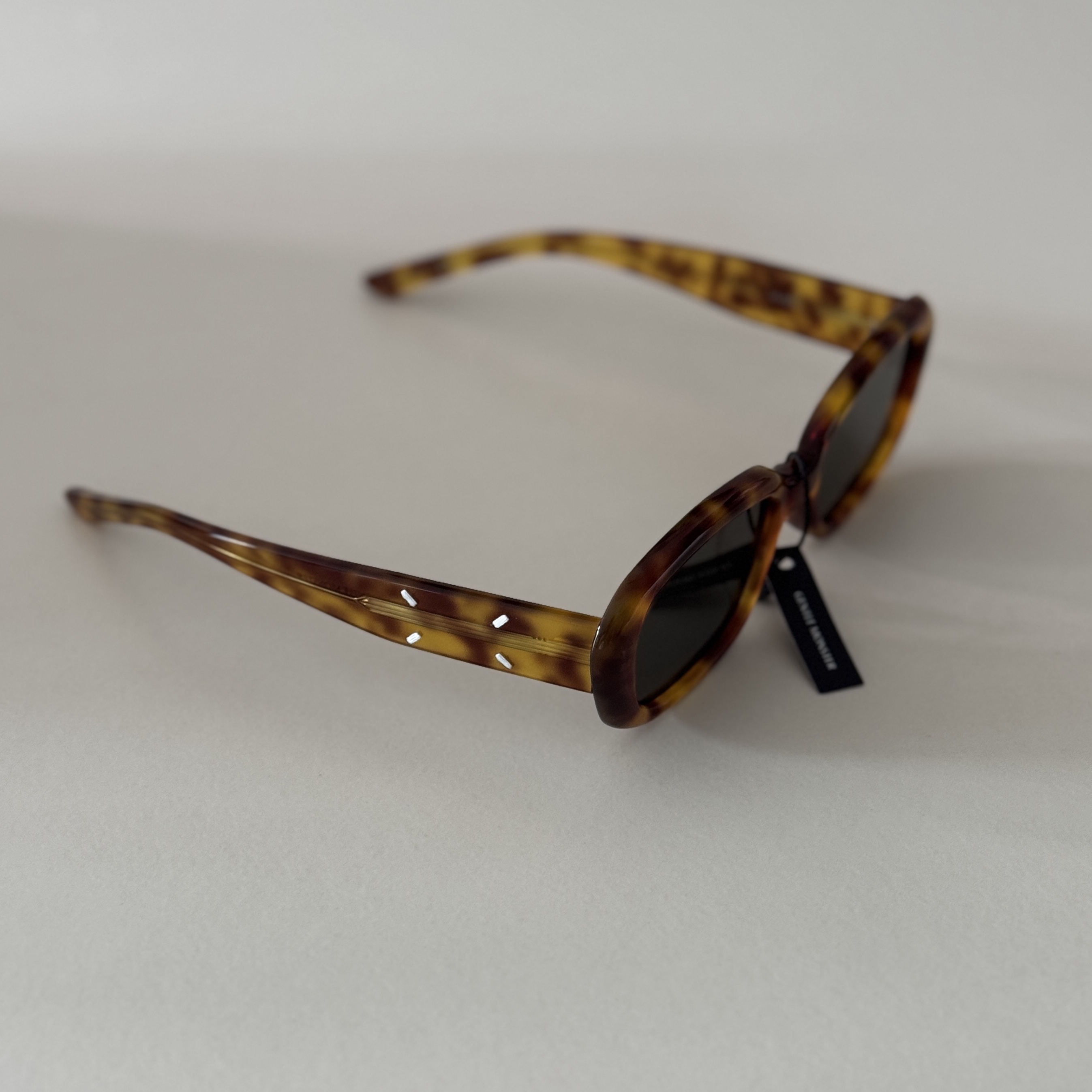 Gentle Monster x Maison Margiela MM207 Tortoise Gray 착용 스타일 - 1