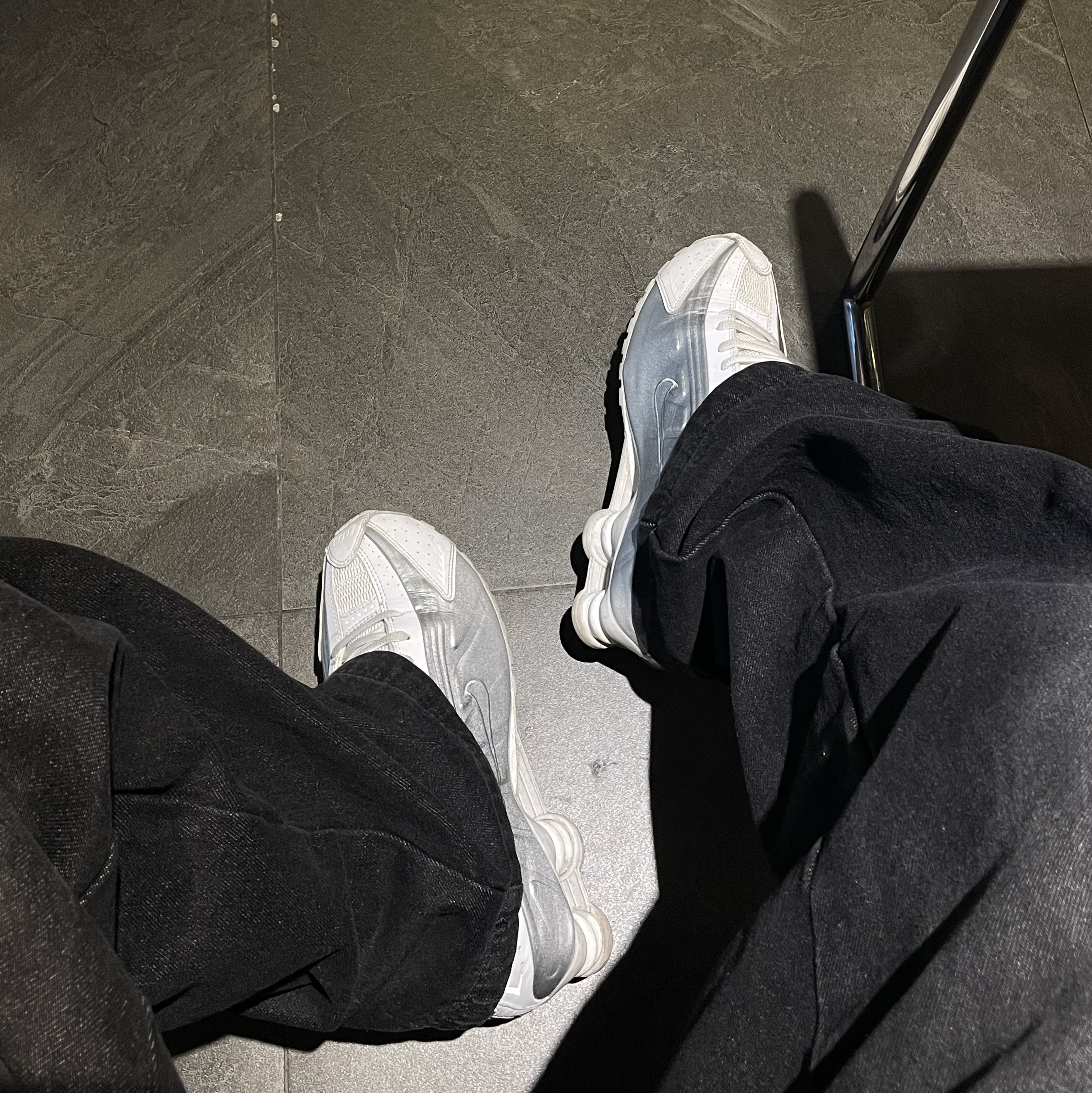 (W) Nike Shox R4 White Metallic Silver 착용 스타일 - 3