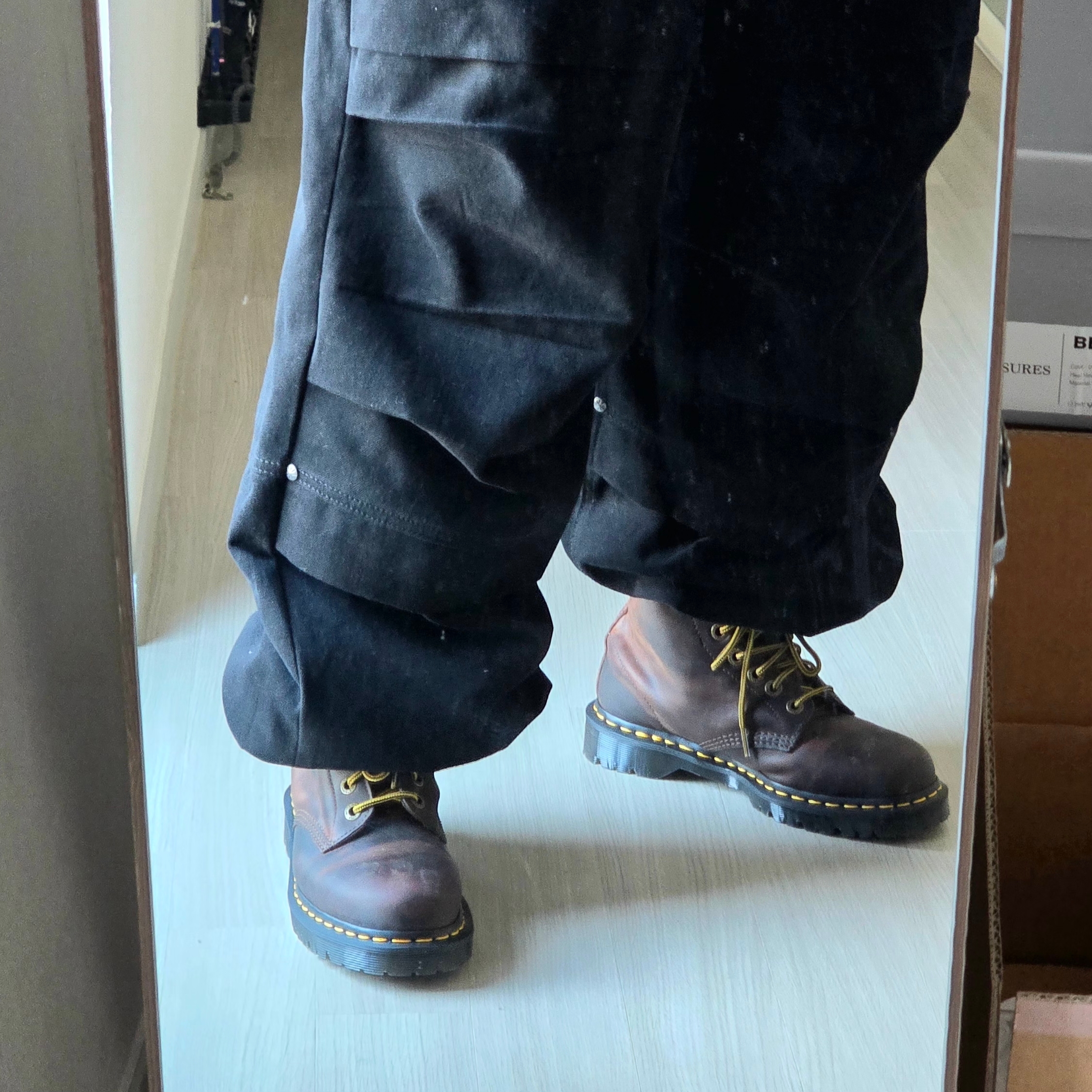[프리오더] Polyteru 925 Silver Pendant Feather, Dr. Martens x Thisisneverthat 1460 Waxed Full Grain Brown 착용 스타일 - 3