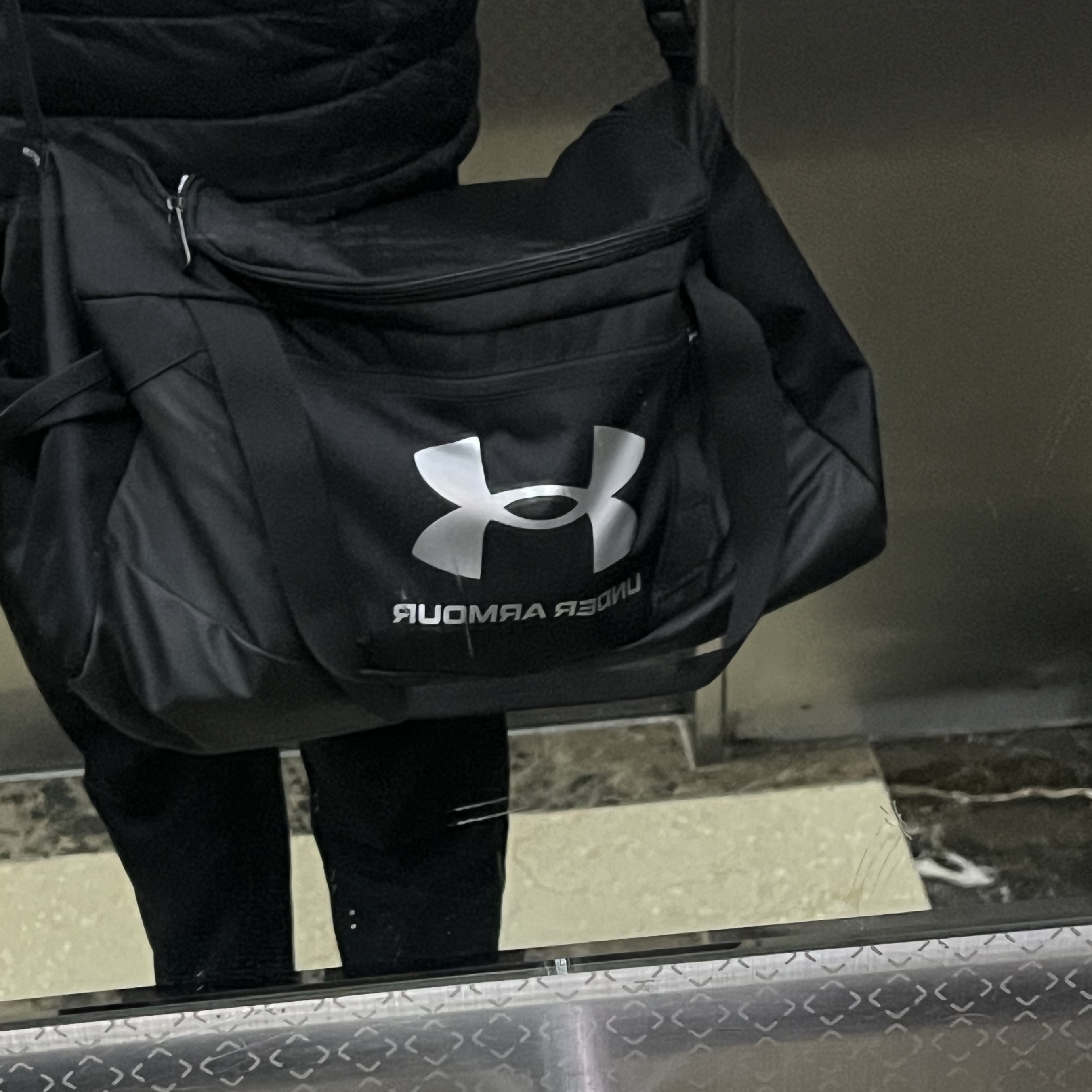 Under Armour Undeniable 5.0 XS Duffle Bag Black Metallic Silver 착용 스타일