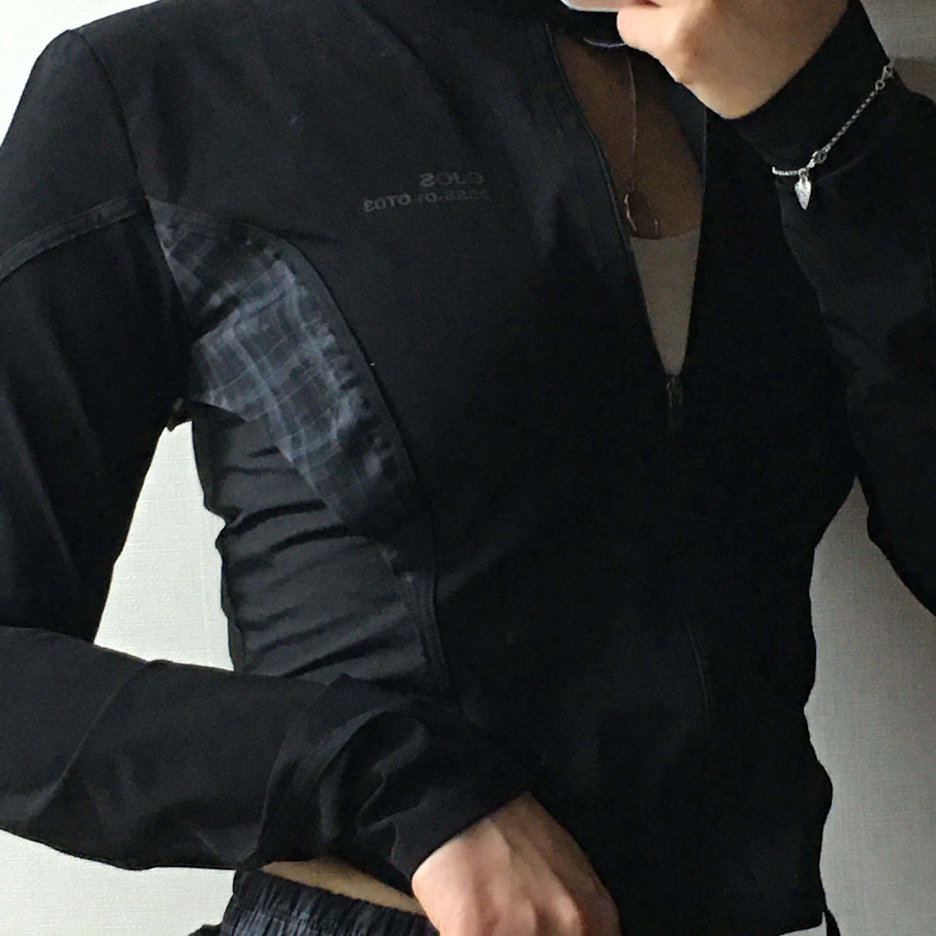 오호스 스트랩 트리밍 패턴 자켓 블랙 착용 스타일 - 4