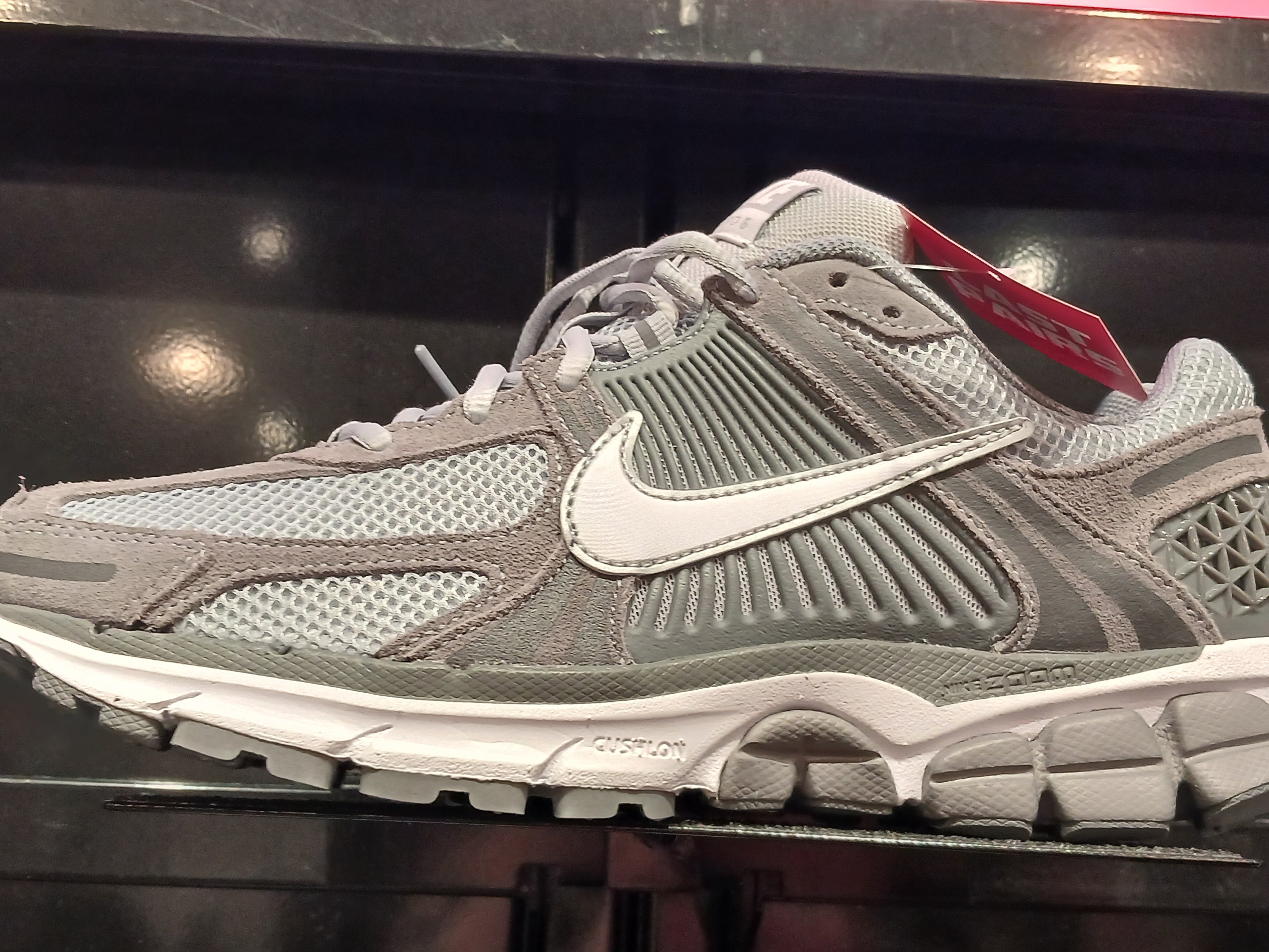 Nike Zoom Vomero 5 Dark Stucco Light Smoke Grey, Adidas Tobacco Night Indigo 착용 스타일 - 1