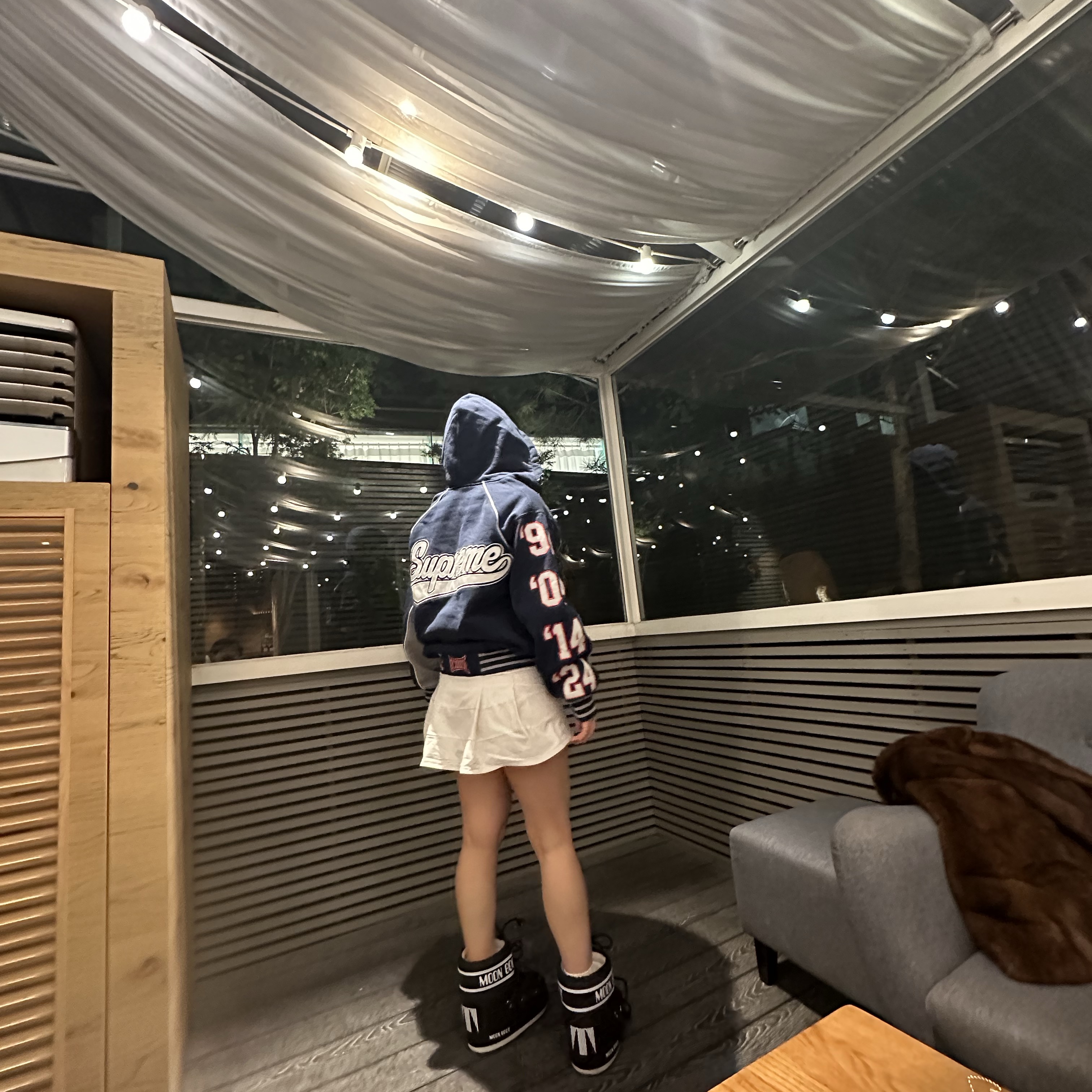 슈프림 플레이오프 집업 후드 스웨트셔츠 네이비 - 25SS, (W) 문부츠 아이콘 로우 나일론 부츠 블랙 화이트 착용 스타일 - 3
