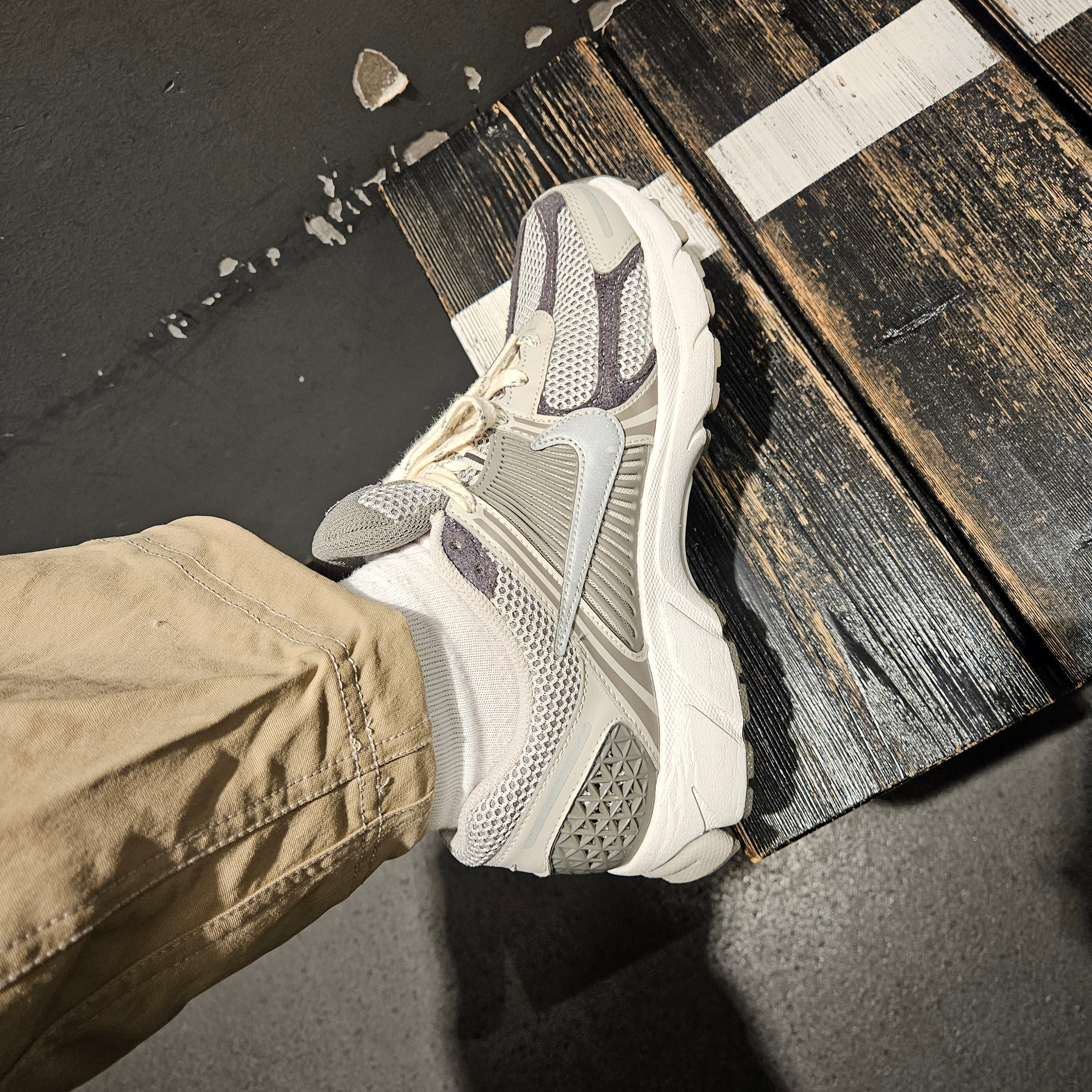 Nike Zoom Vomero 5 PRM Light Iron Ore and Flat Fewter 착용 스타일