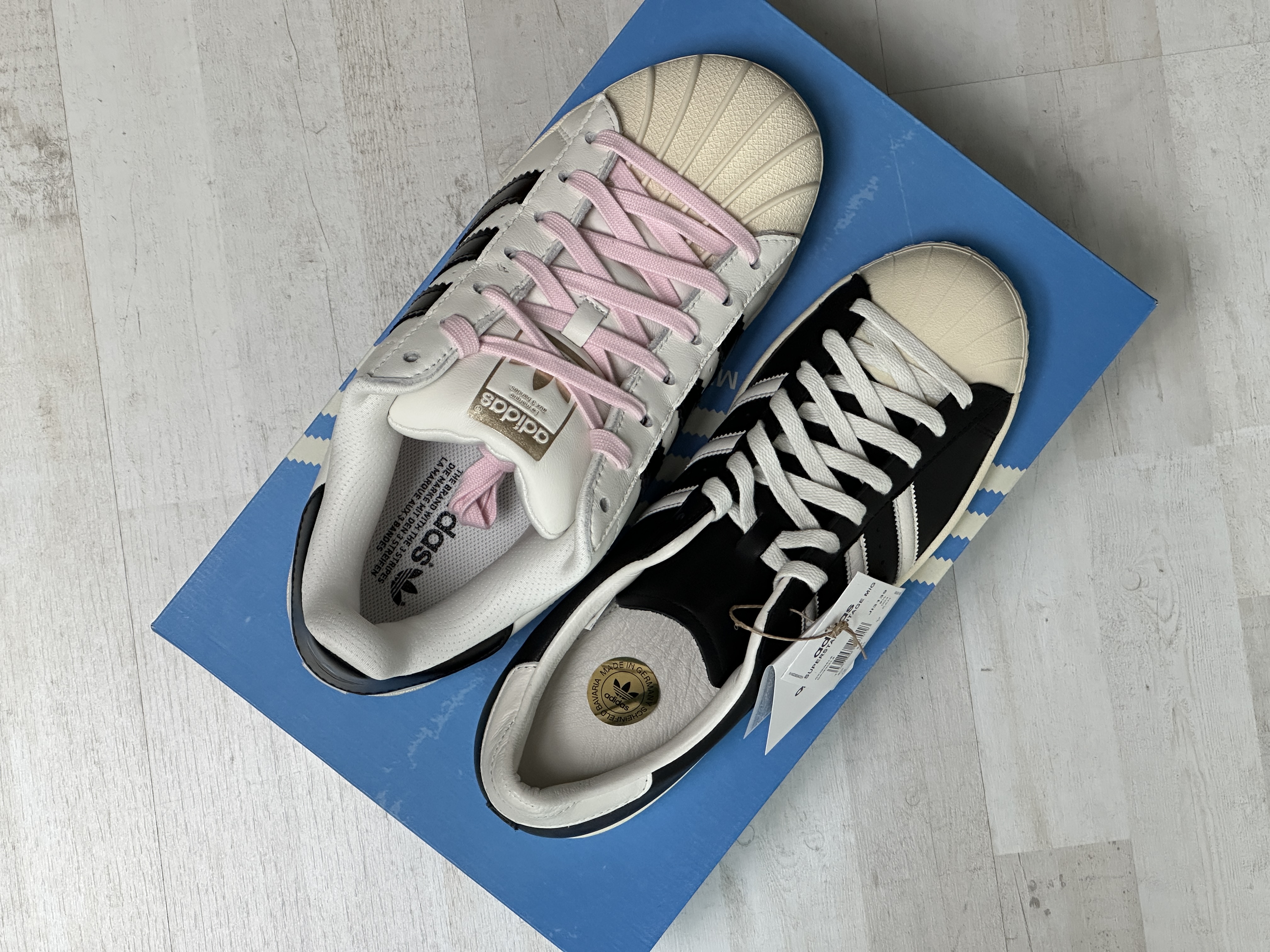 Adidas x Pharrell Williams Virginia Superstar 92 Core White Cream White, Adidas x Pharrell Williams Virginia Superstar 92 Core Black Sky Rush 착용 스타일 - 2