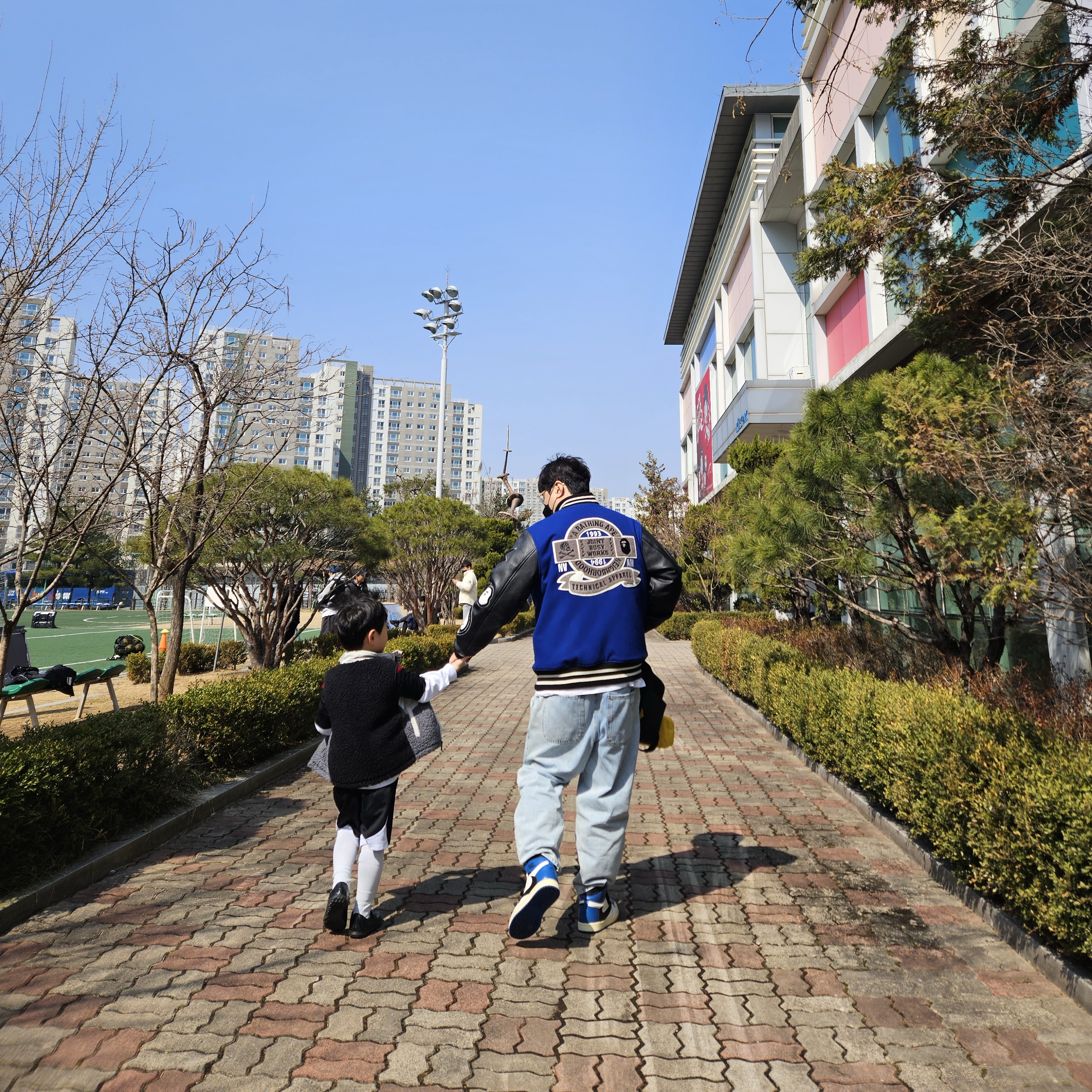 BAPE x Neighborhood Varsity Jacket Blue Black - Neighborhood Exclusive, Jordan 1 x Travis Scott x Fragment Retro High OG SP Military Blue 착용 스타일