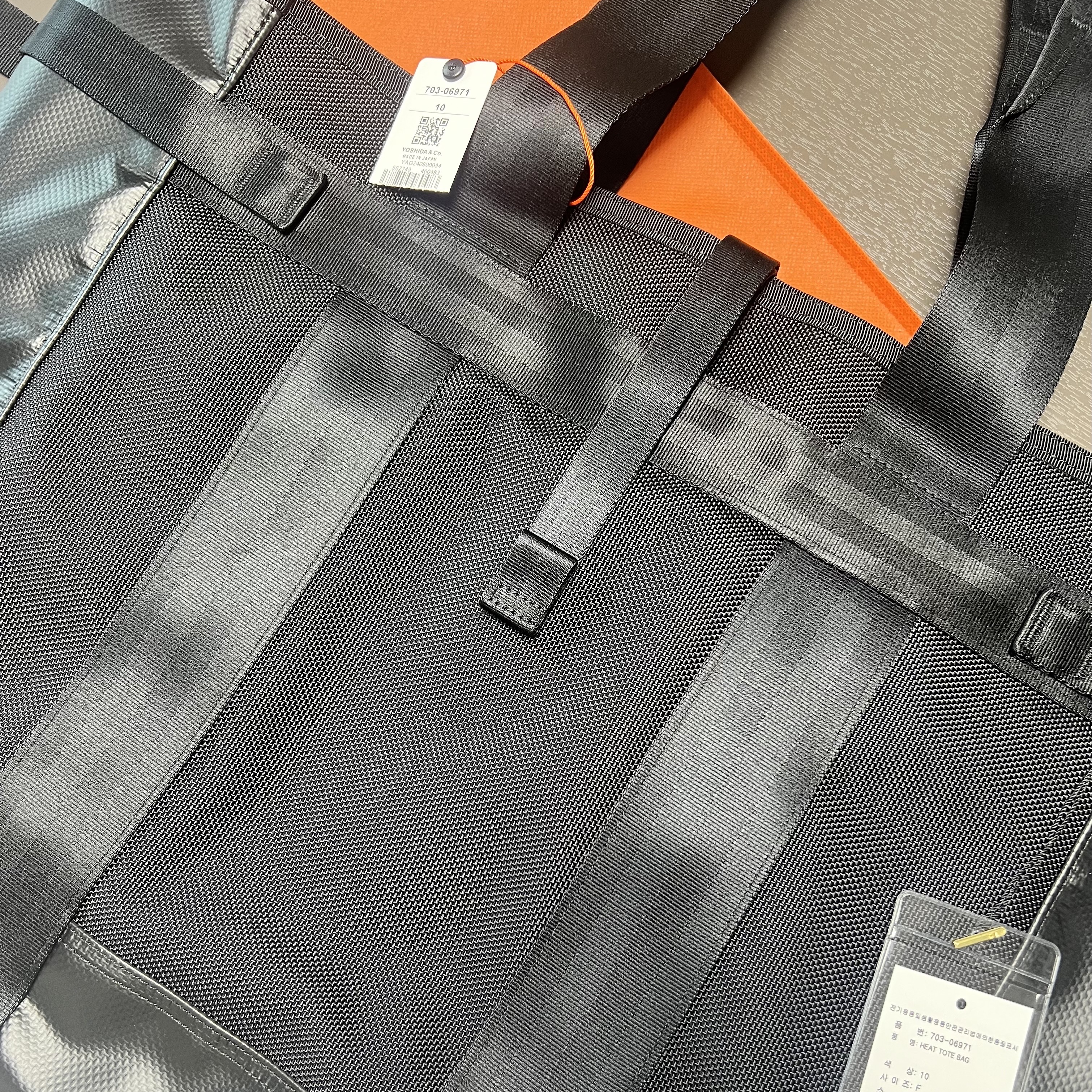 Porter Heat Tote Bag Black 착용 스타일 - 2