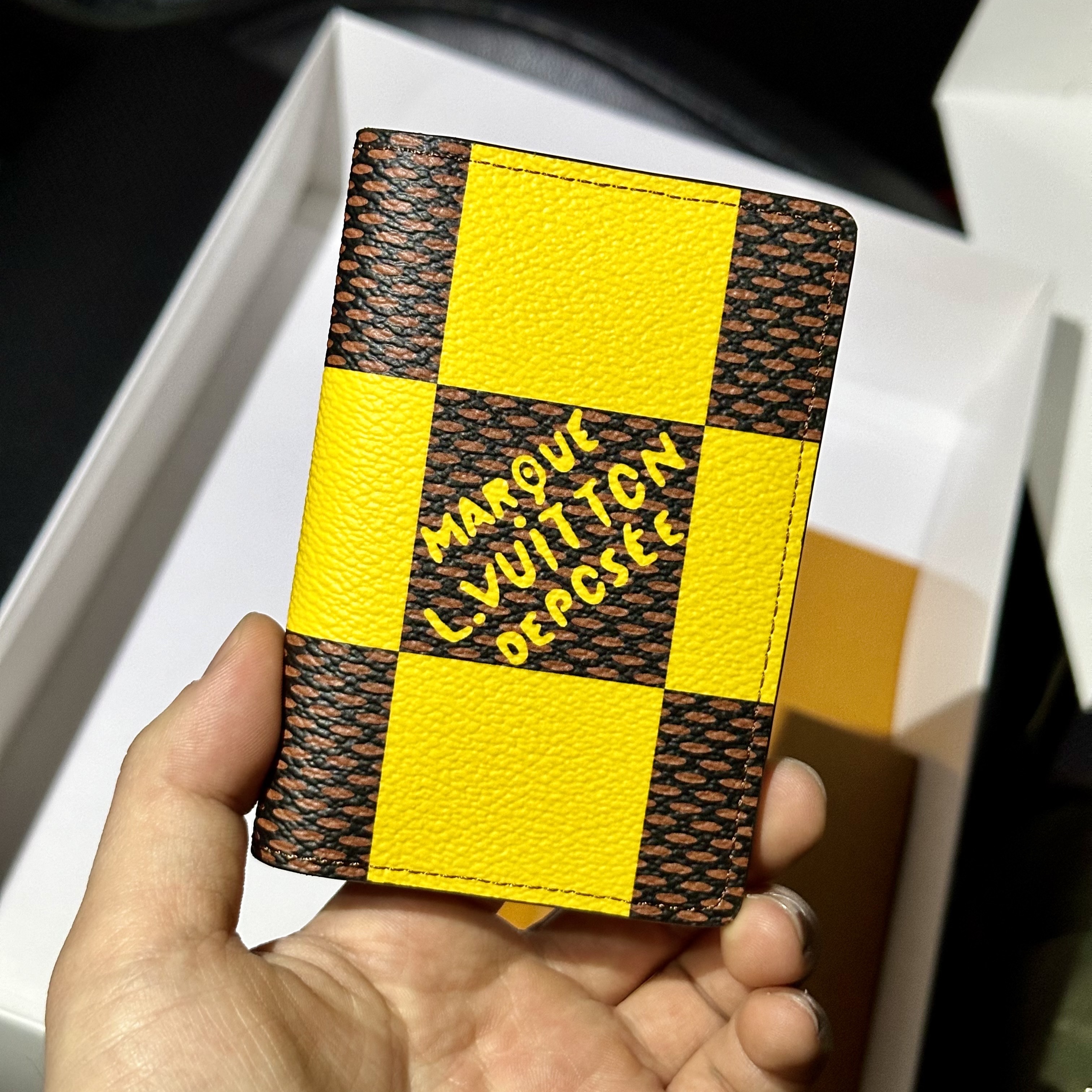 Louis Vuitton Pocket Organizer Damier Yellow 착용 스타일