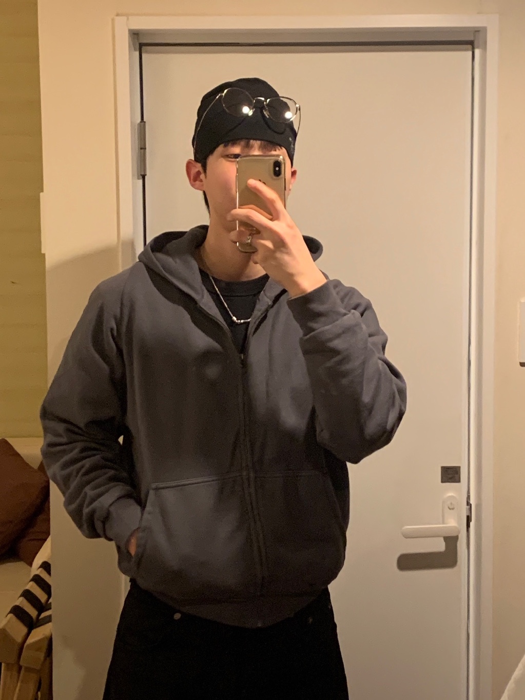 Yeezy YZY Zip-Up Hoodie Dark Grey, Reebok x Needles Beatnik Moc Core Black Extreme Purple 착용 스타일 - 2