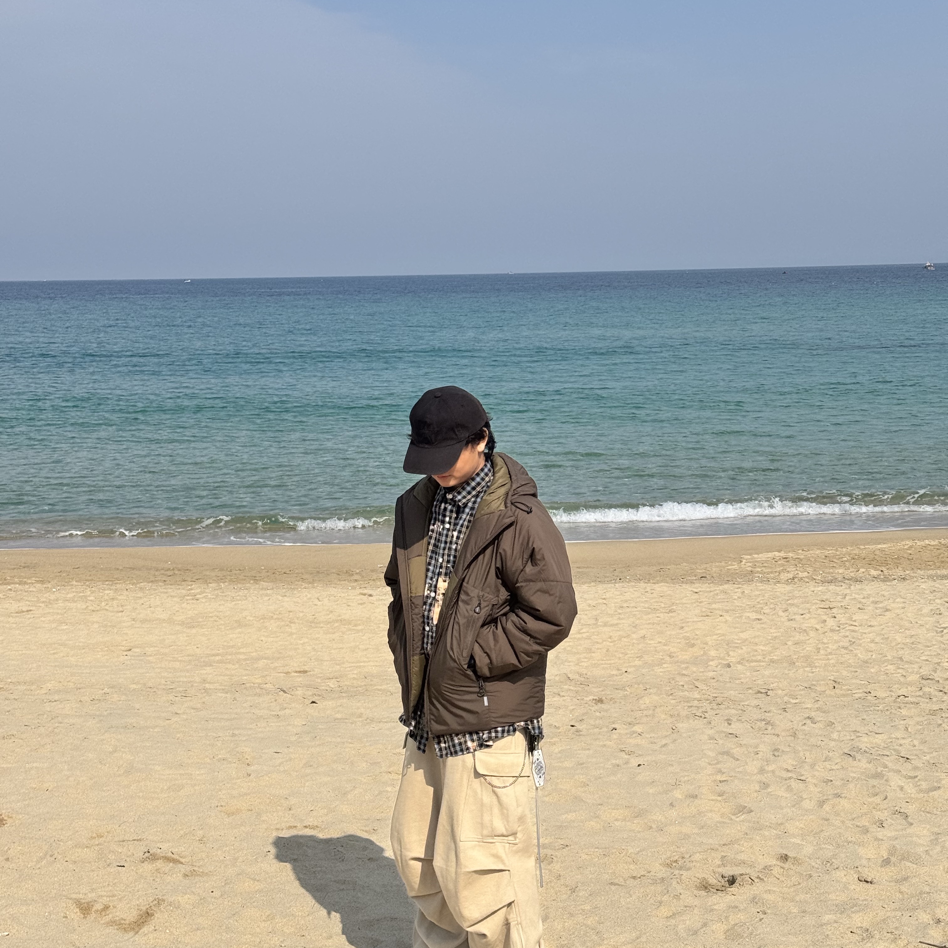 Nonnod Side Zip Cargo Pants Beige, Nos Couleurs Bleached Bite Shirts Navy 착용 스타일 - 2