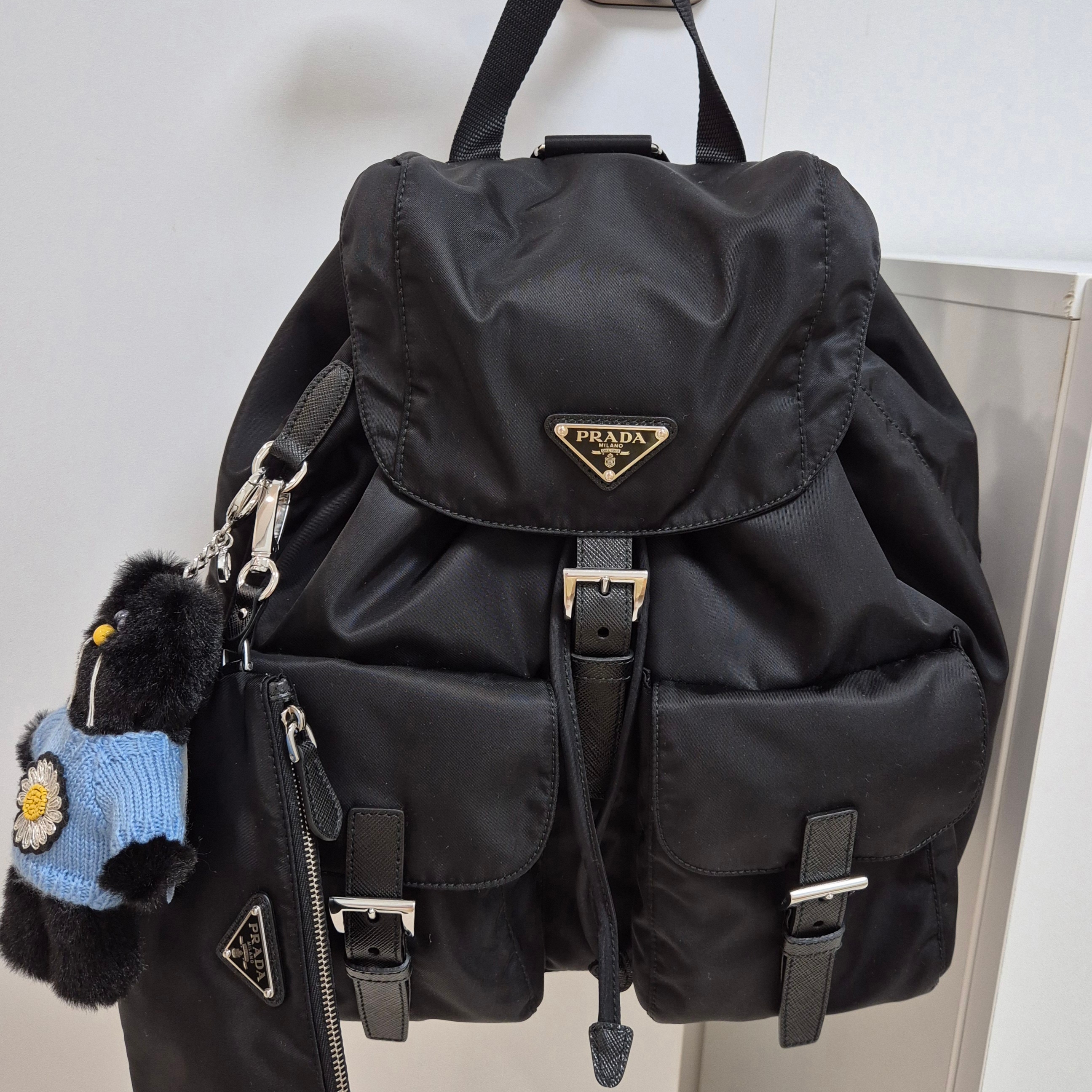 Prada Re-Nylon Medium Backpack Black 착용 스타일
