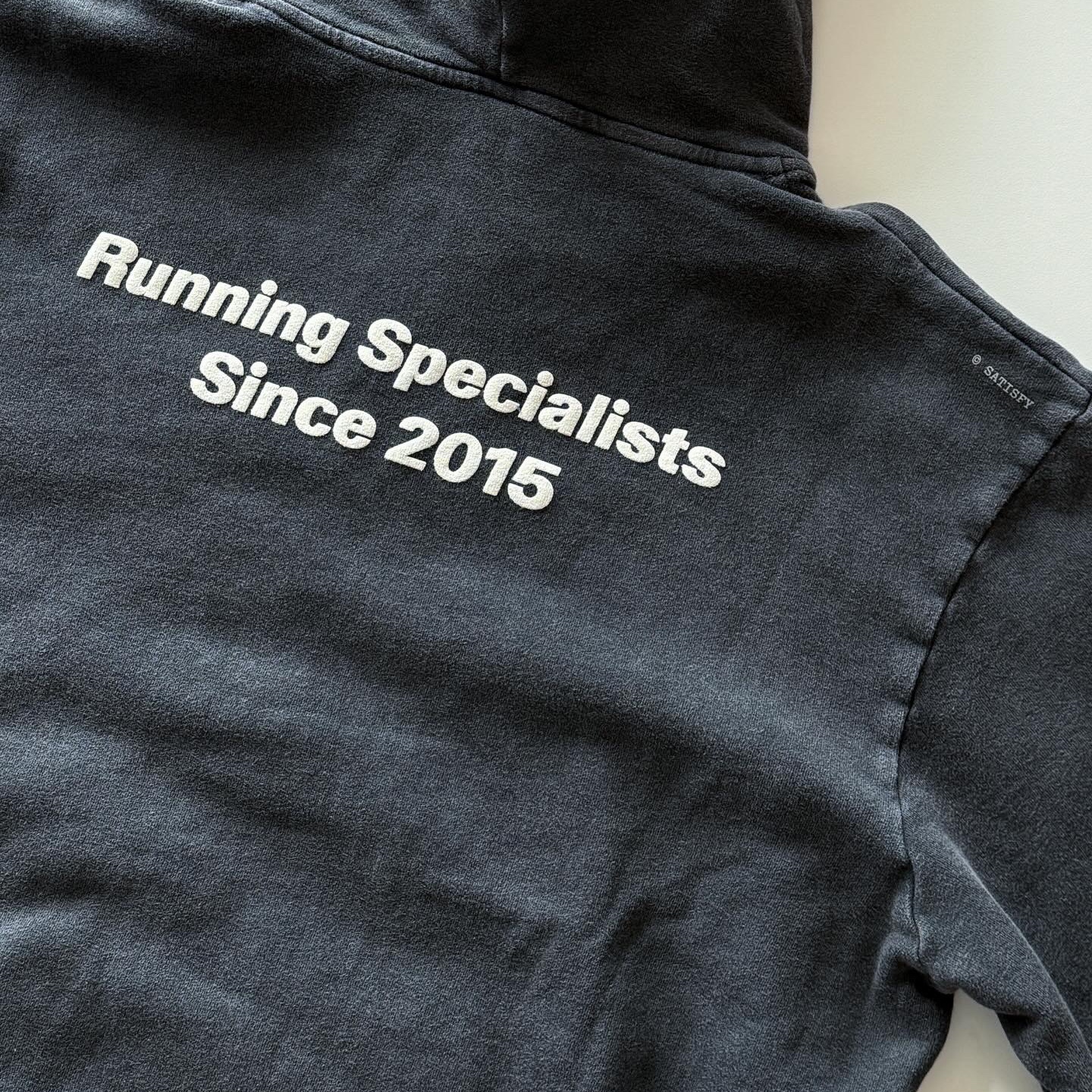 (W) On Running x Post Archive Faction (Paf) Cloudmonster 2 Black Magnet, Satisfy Softcell Hoodie Aged Black 착용 스타일 - 3
