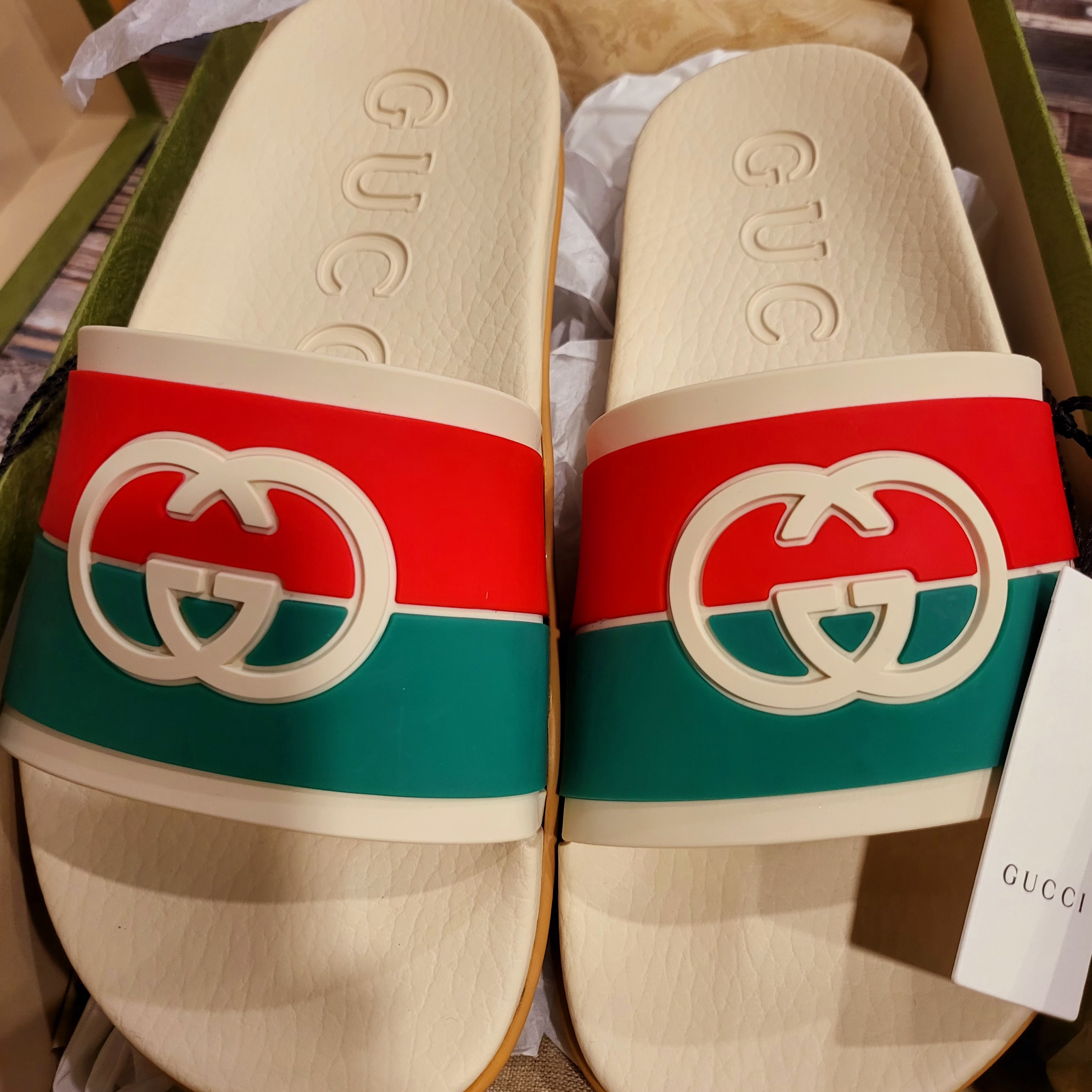 (W) Gucci Interlocking G Slide White Red Green 착용 스타일 - 3