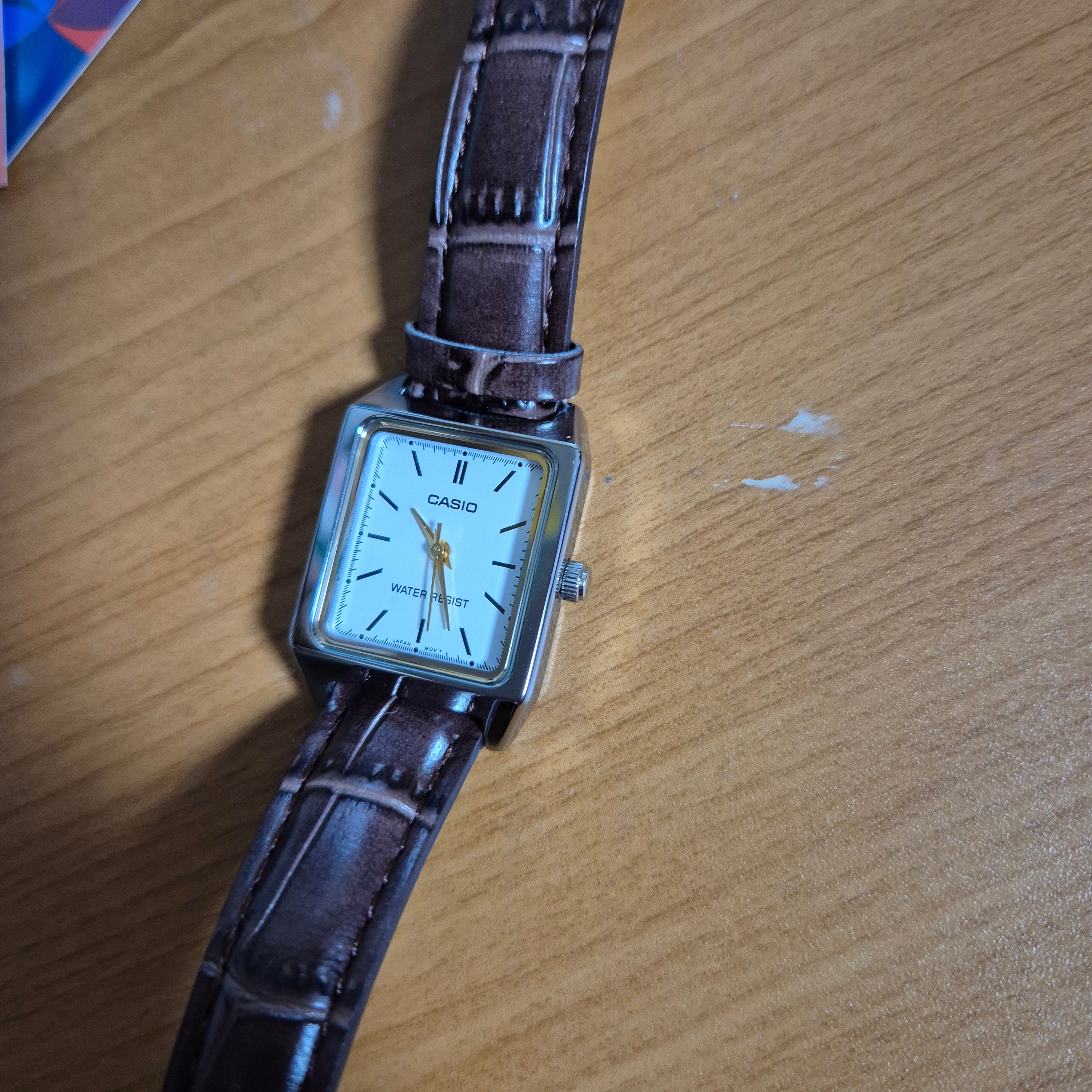 Casio LTP-V007L-7E2 착용 스타일