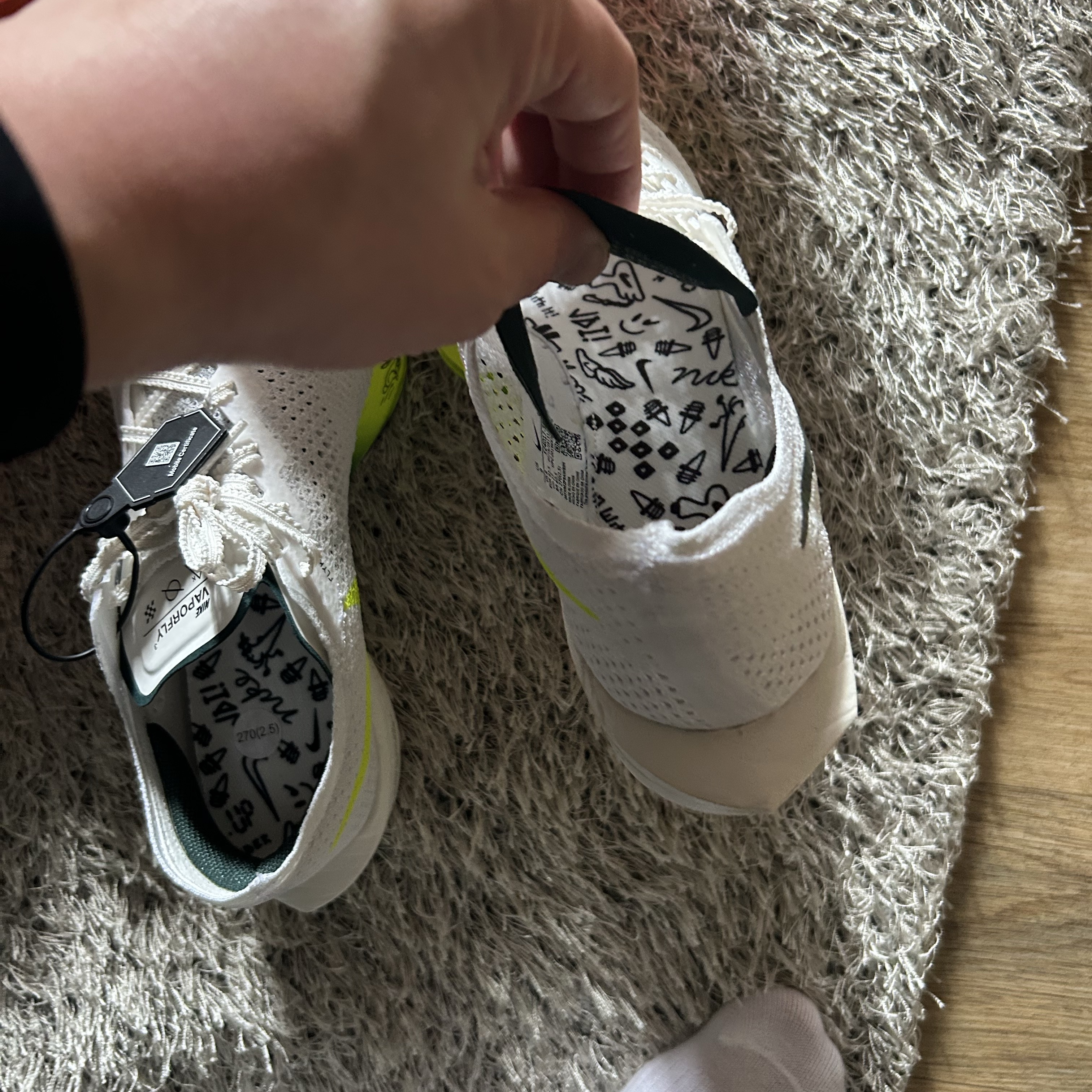 Nike ZoomX Vaporfly Next% 3 White Pro Green 착용 스타일 - 2