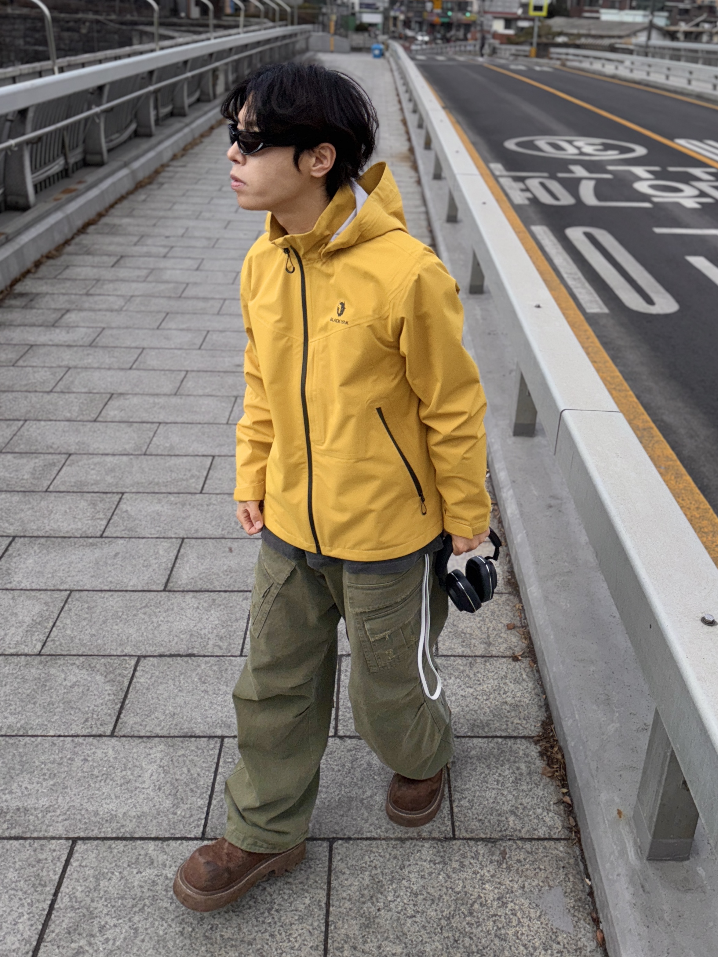 Balenciaga Swift Oval Sunglasses Black, Nonnod Double Pocket Cargo Pants Vintage Khaki 착용 스타일 - 2