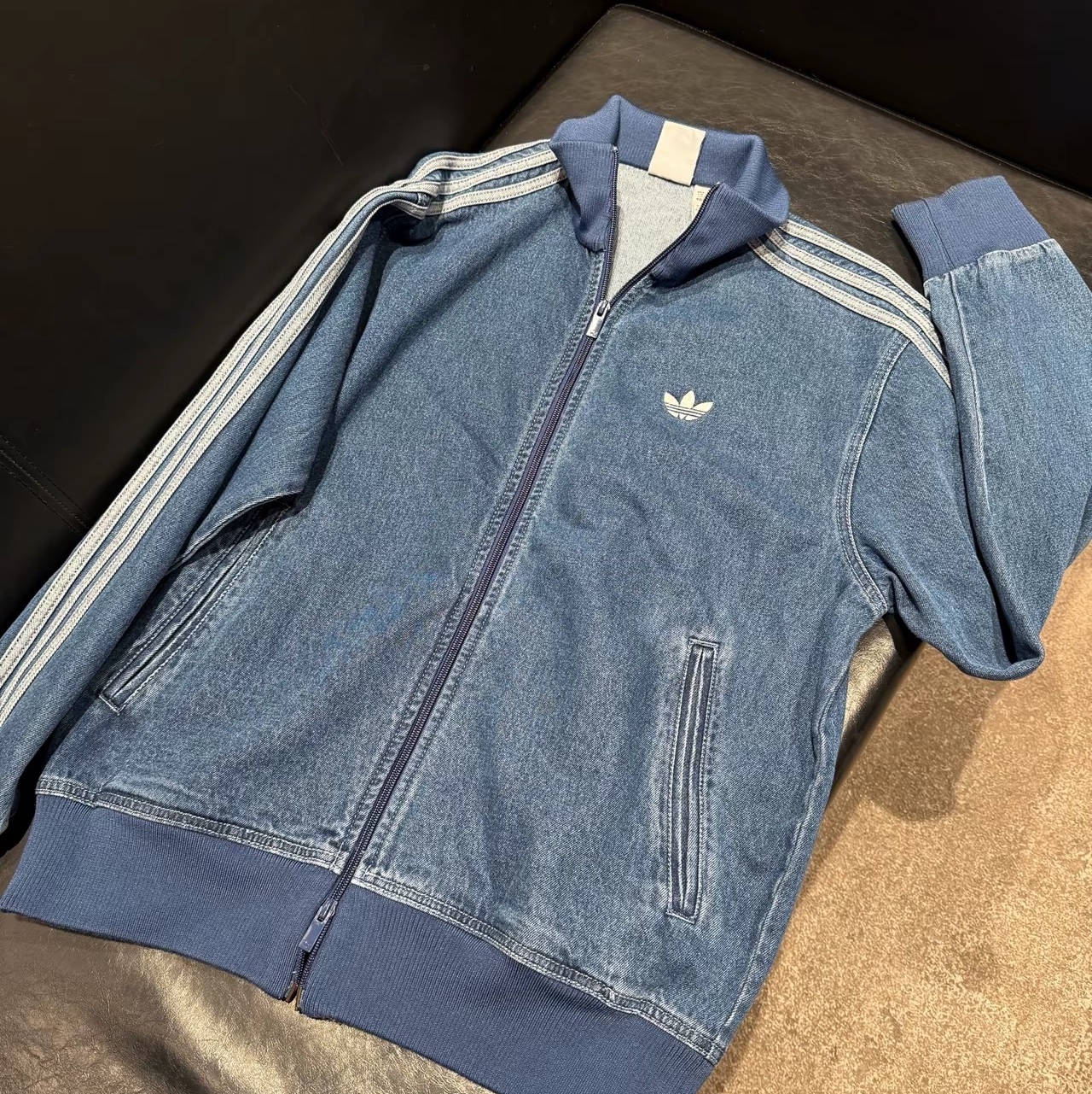 Adidas Adicolor Denim Firebird Track Top Medium Blue Denim - KR Sizing 착용 스타일 - 2