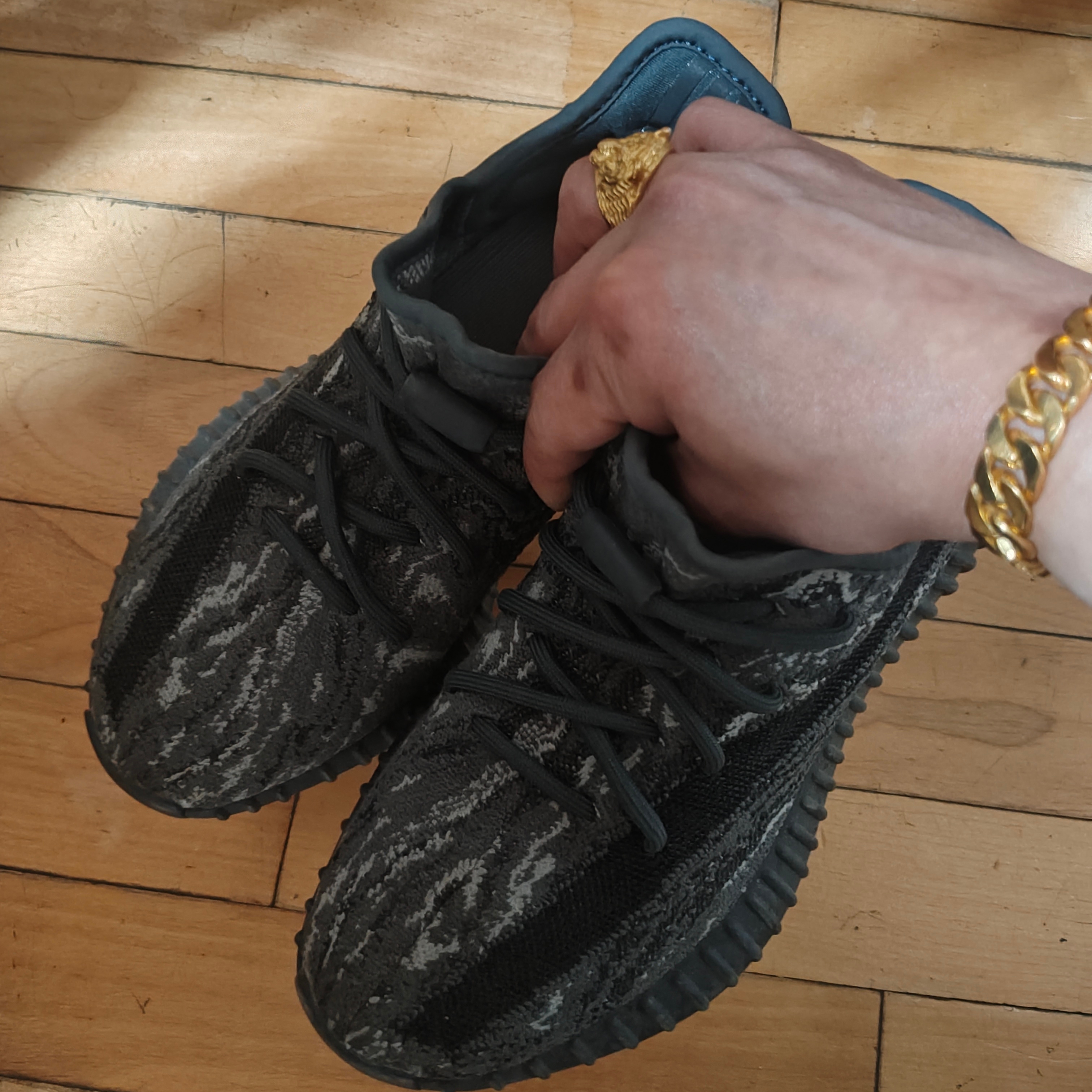 Adidas Yeezy Boost 350 V2 MX Dark Salt 착용 스타일