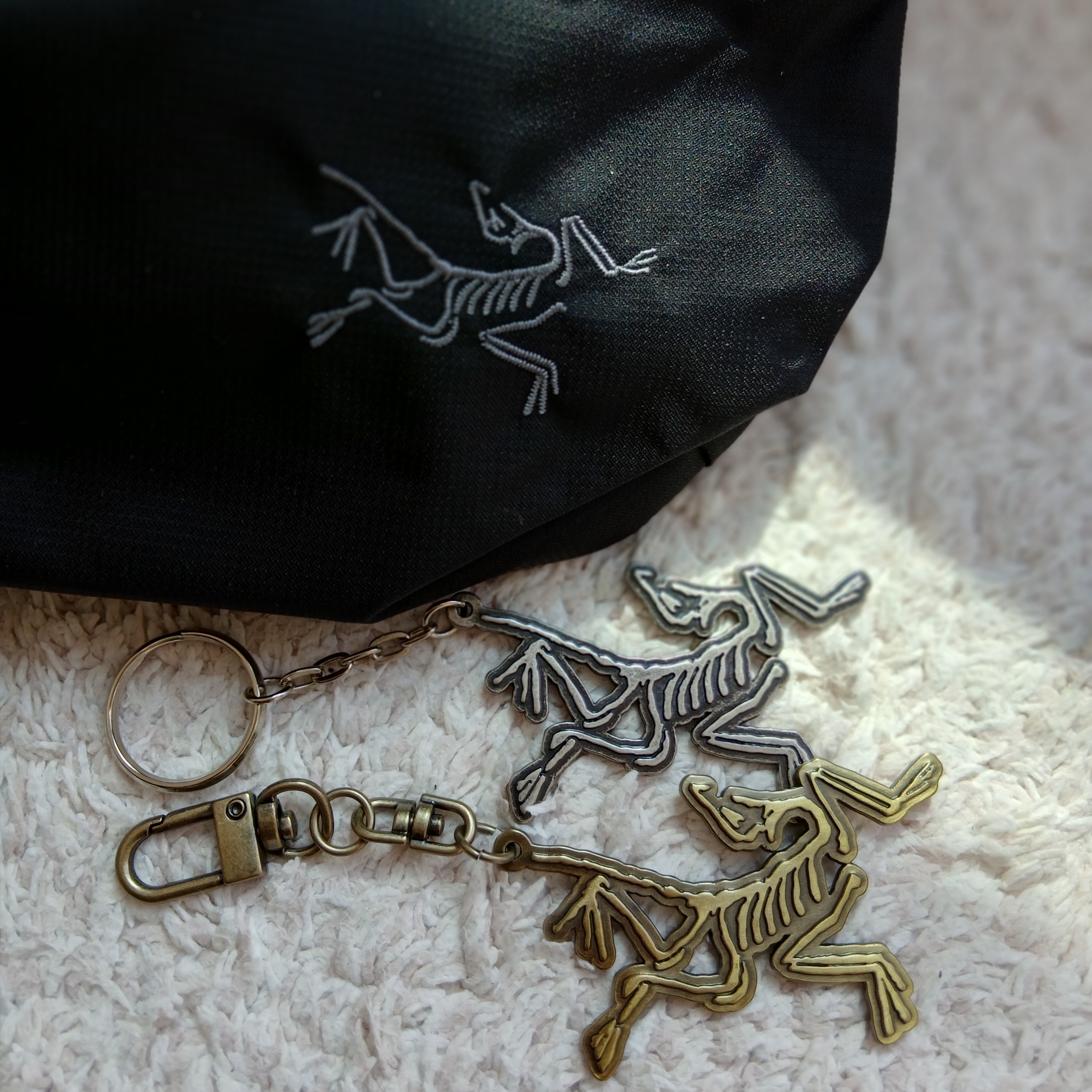 Arc'teryx Heliad 6 Crossbody Bag Black, Arc'teryx Keyring Metal 착용 스타일 - 2