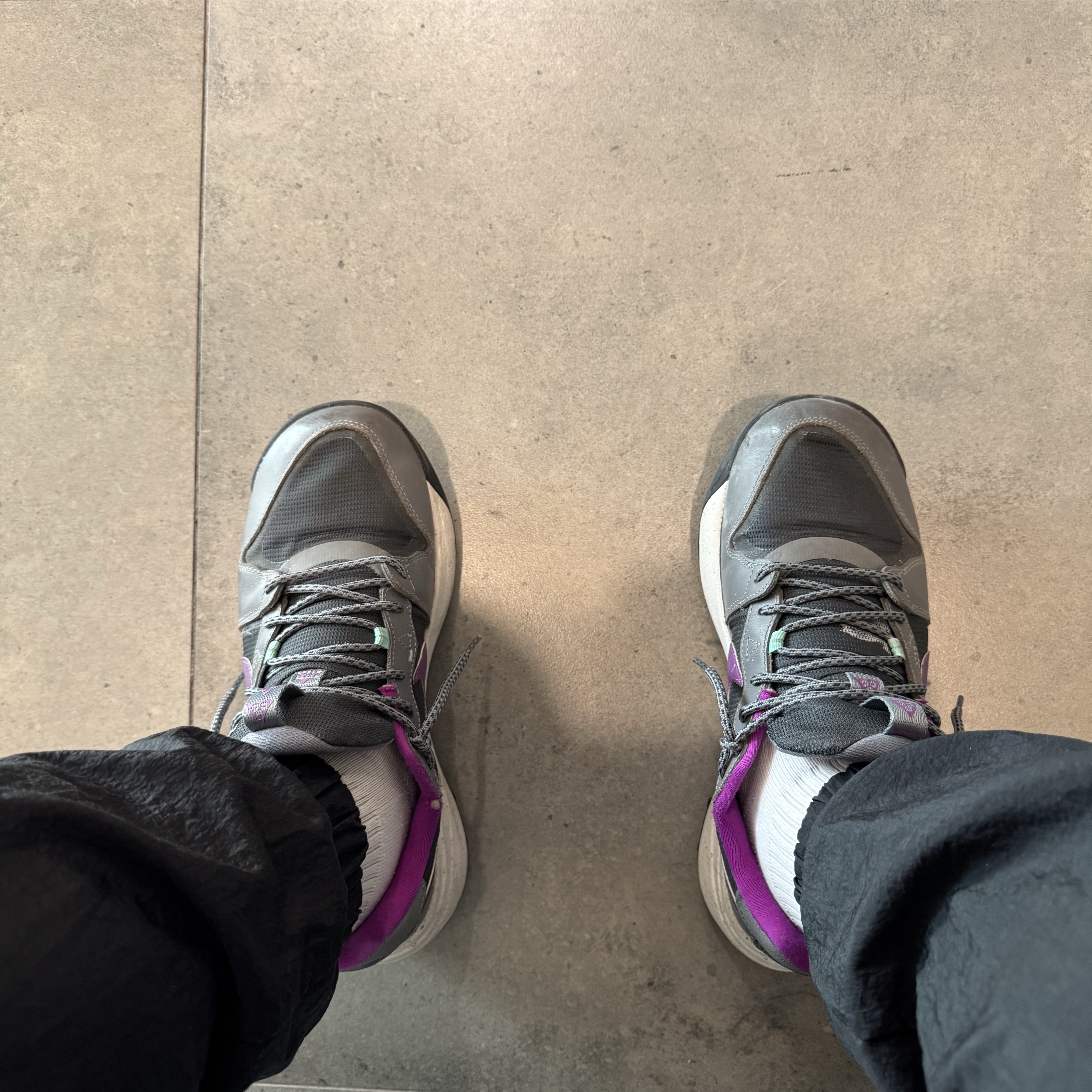 Nike ACG Lowcate Smoke Grey Vivid Purple 착용 스타일