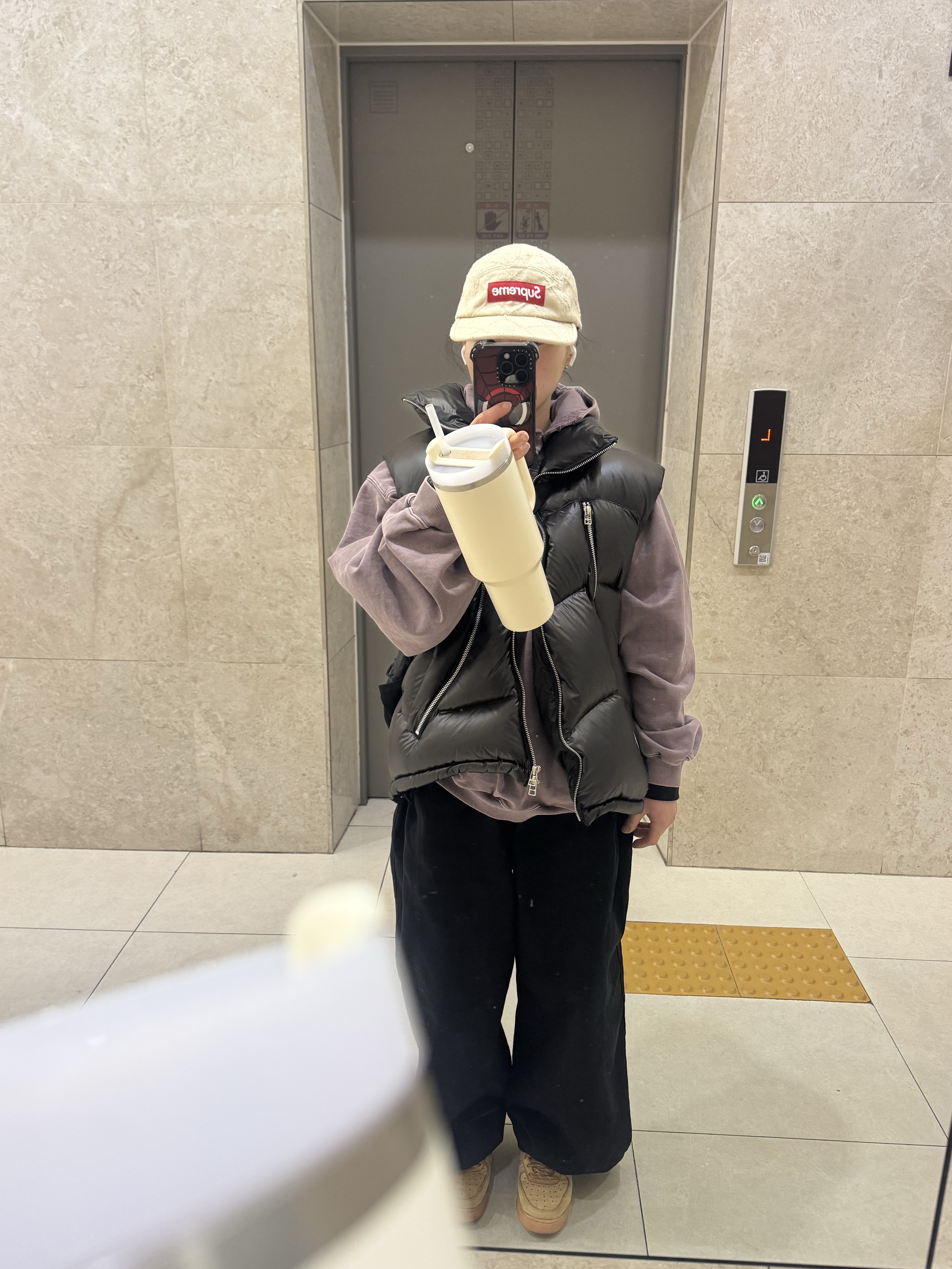 (W) Mischief Rhombus Side Button Up Hoodie Washed Red Brown, The Museum Visitor KREAM Curved Zipper Puffer Down Vest Glossy Black - 23FW 착용 스타일 - 1