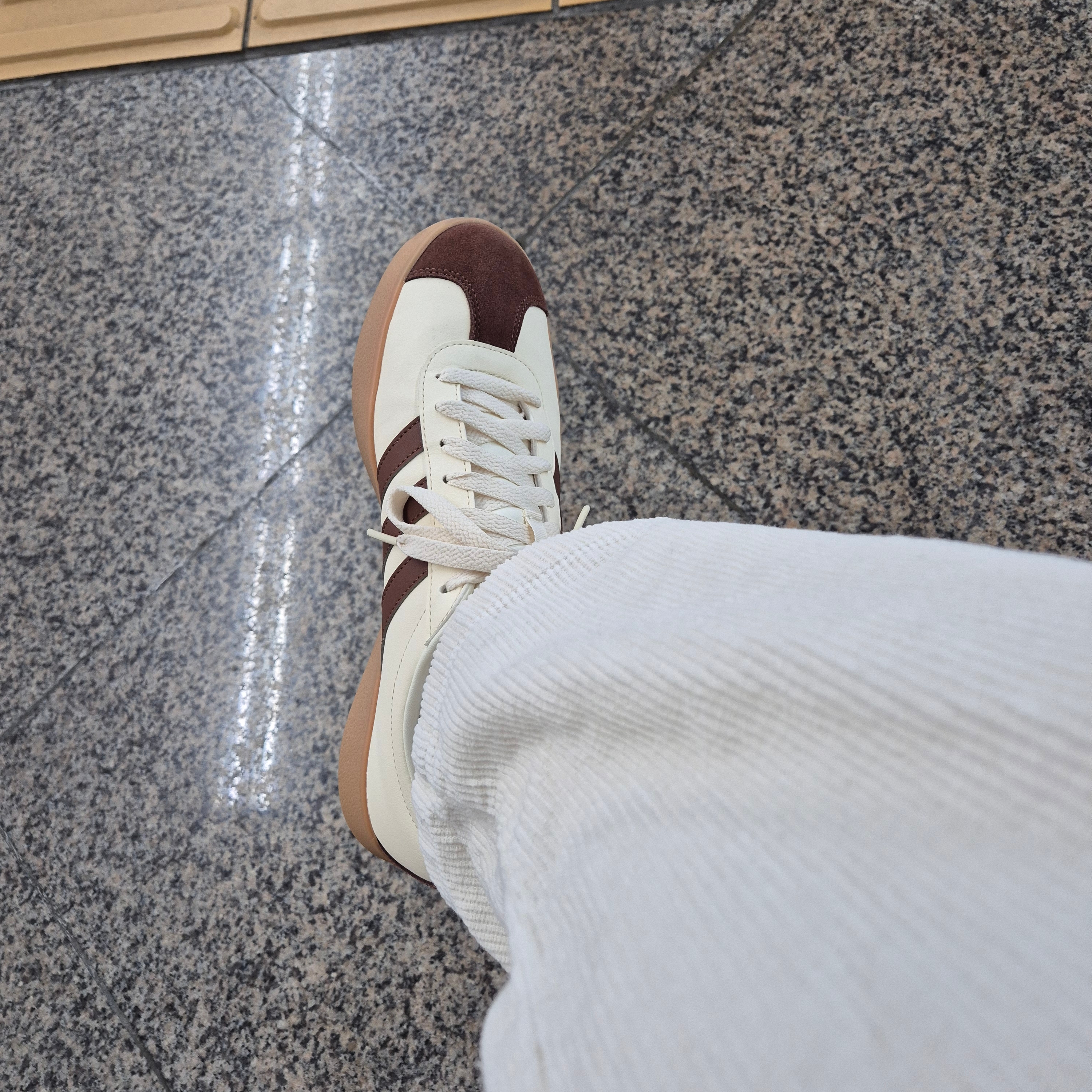 Adidas VL Court 2.0 Cream Brown 착용 스타일