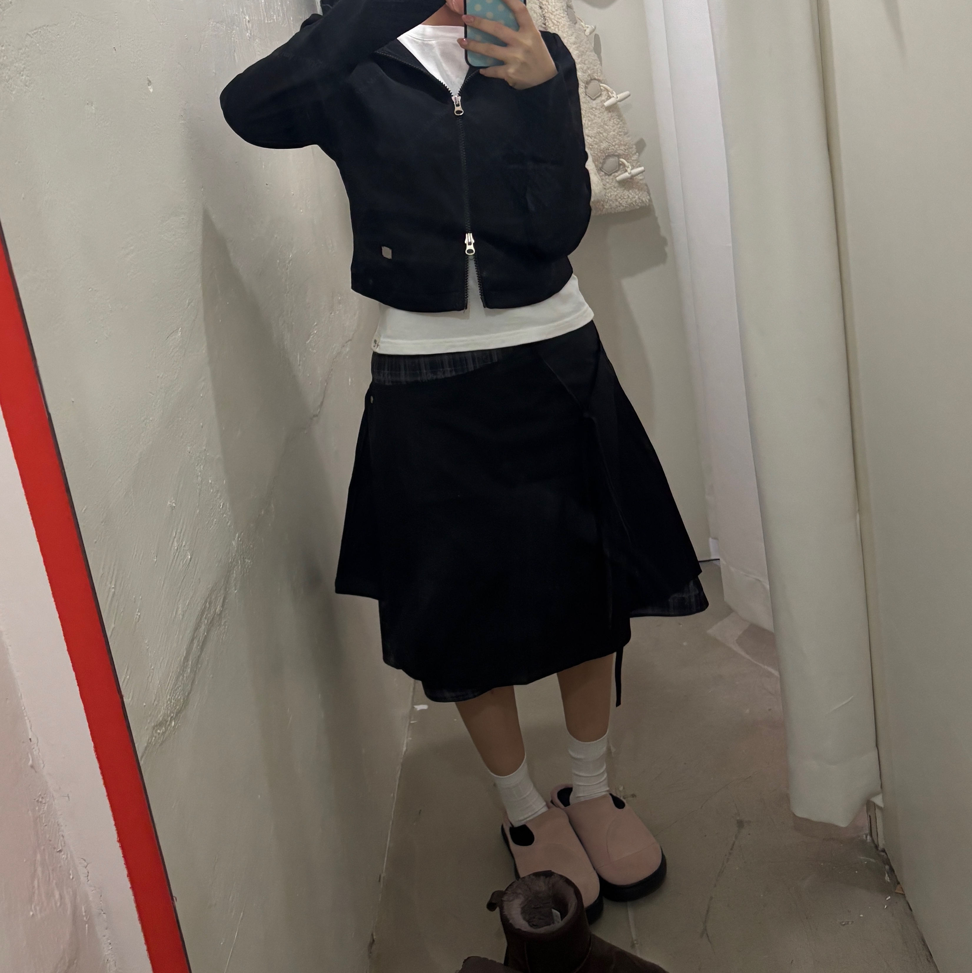 오호스 레이어드 스트랩 플레어 스커트 블랙, 프라다 리나일론 스몰 백팩 블랙 착용 스타일 - 1
