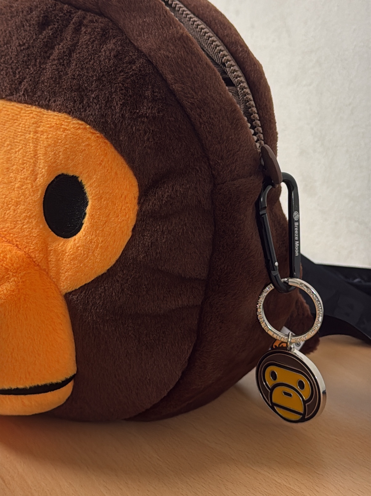 BAPE Baby Milo Plush Backpack Brown, BAPE Baby Milo Metal Keychain Brown 착용 스타일 - 3