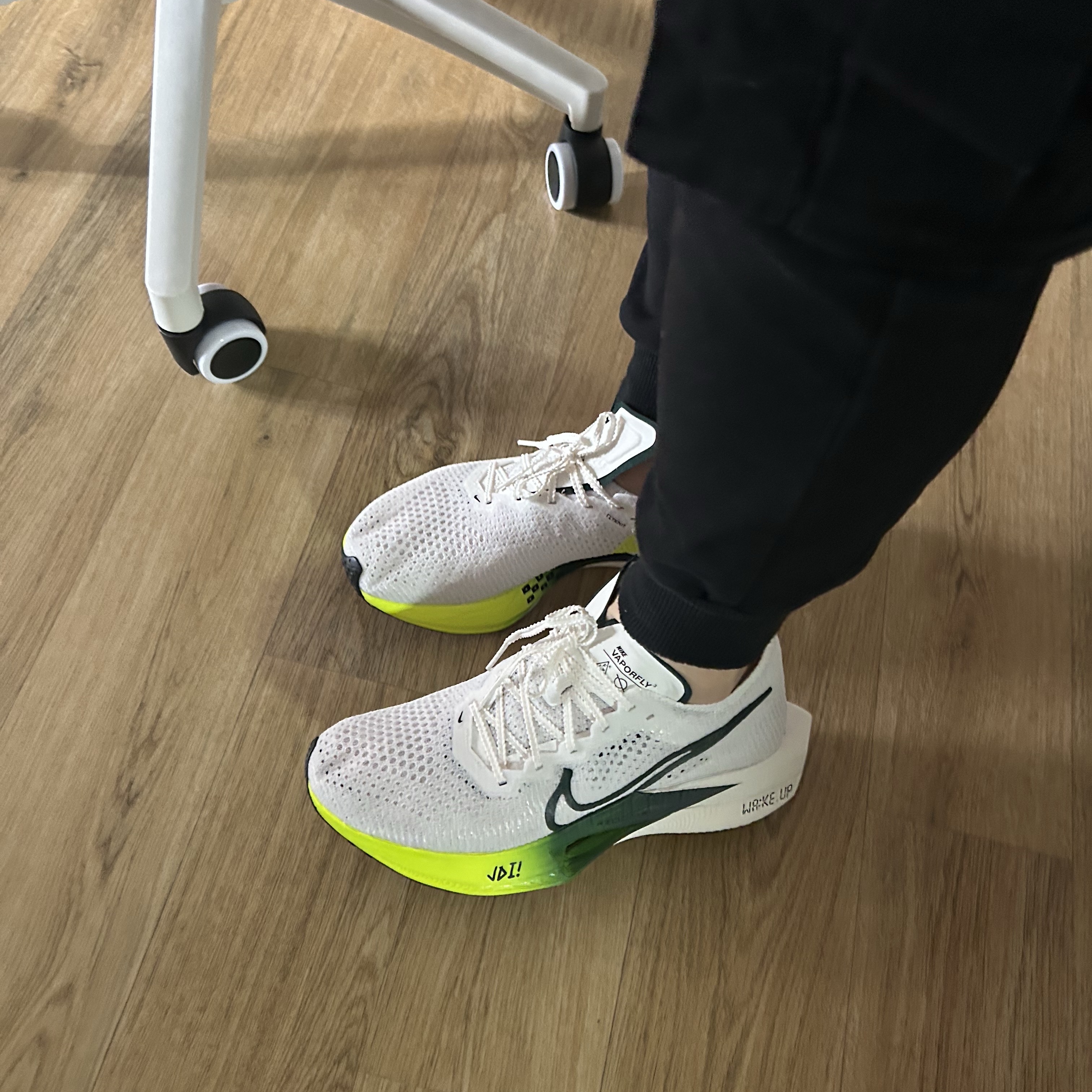 Nike ZoomX Vaporfly Next% 3 White Pro Green 착용 스타일 - 1