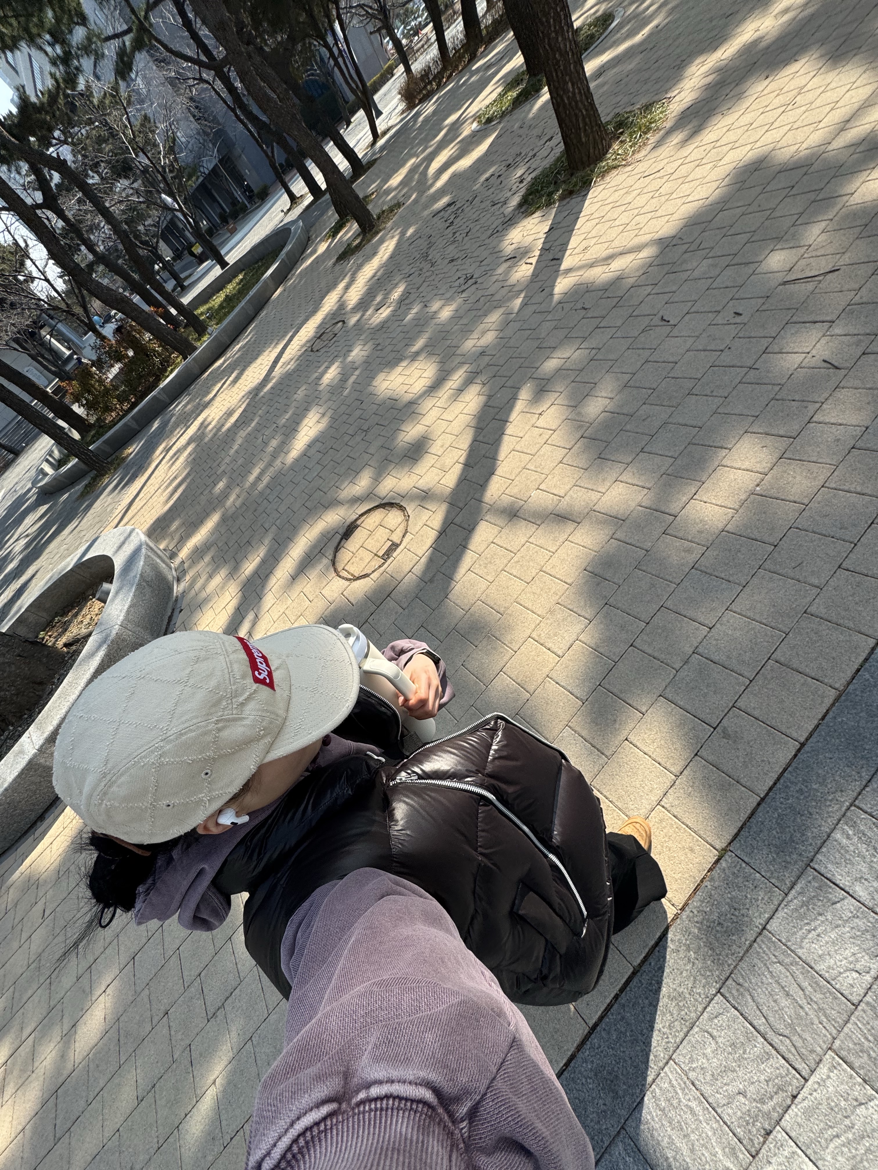 (W) Mischief Rhombus Side Button Up Hoodie Washed Red Brown, The Museum Visitor KREAM Curved Zipper Puffer Down Vest Glossy Black - 23FW 착용 스타일 - 2